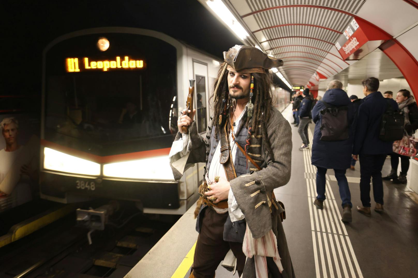 Der Pirat war mit einer Pistole bewaffnet, enterte die einfahrende U-Bahngarnitur.