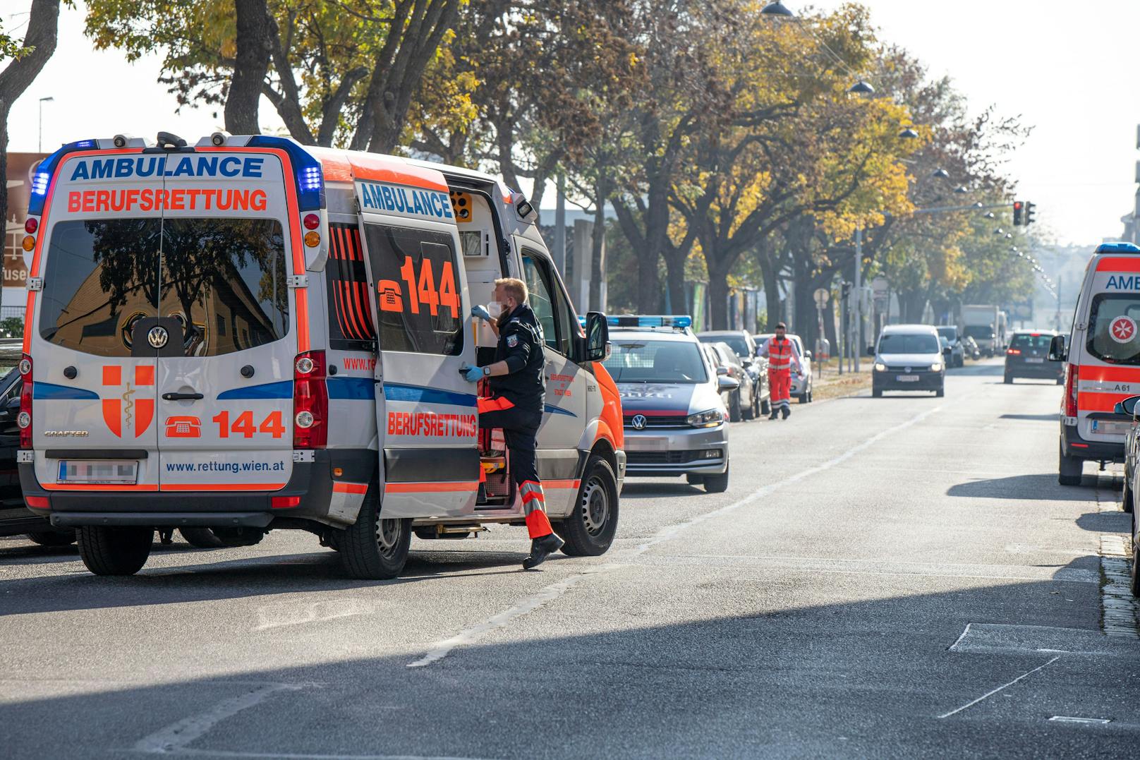 Sowohl Rettung als auch Polizei wurden zum Vorfallsort in Wien-Brigittenau berufen. Symbolbild.