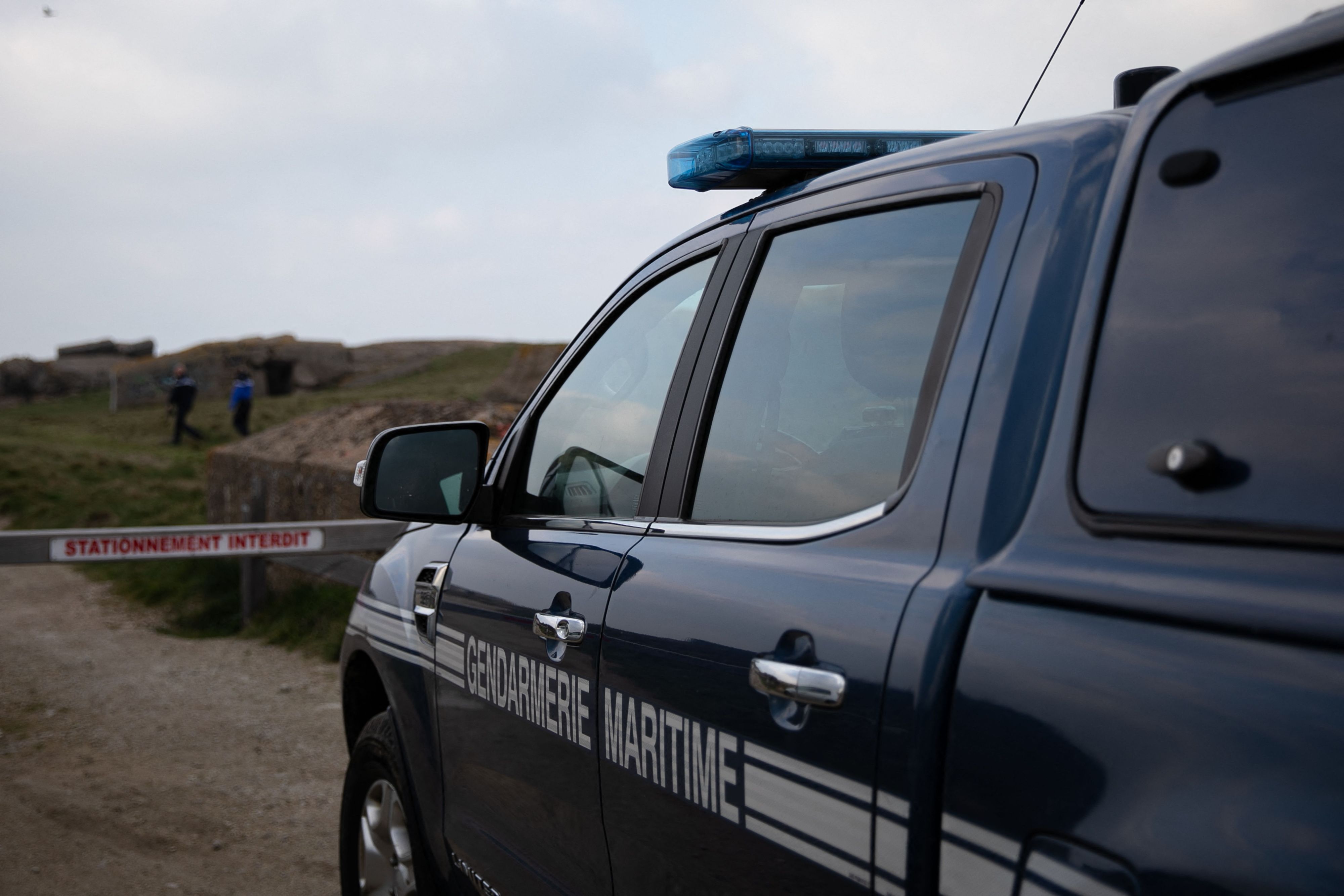 Dieses Foto zeigt ein Auto der Gendarmerie Maritime, das am Strand von Neville sur Mer im Nordwesten Frankreichs geparkt ist.