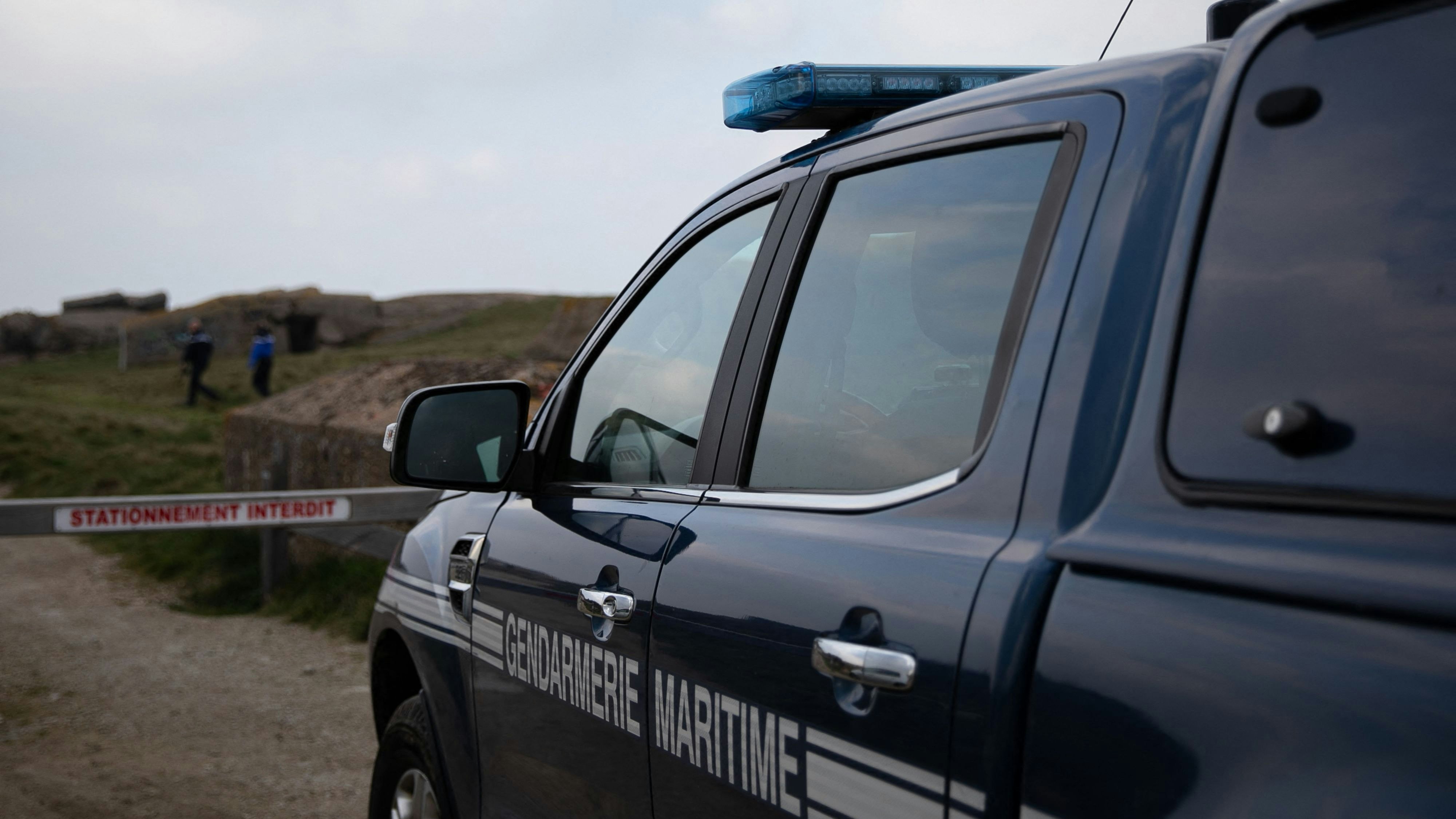 Dieses Foto zeigt ein Auto der Gendarmerie Maritime, das am Strand von Neville sur Mer im Nordwesten Frankreichs geparkt ist.