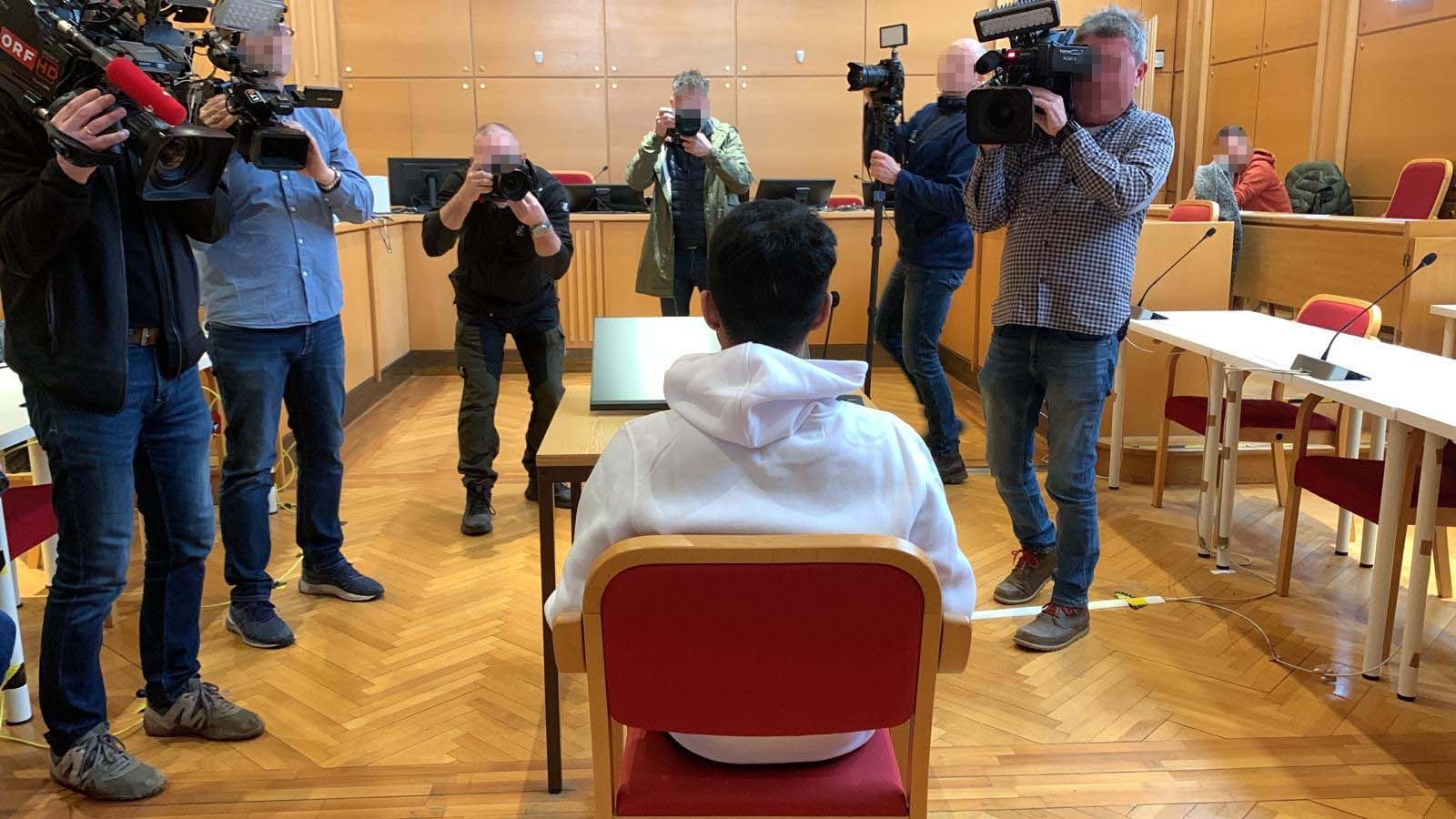 Der Angeklagte kam in einem weißen Adidas-Kapuzenpulli und in einer Jogginghose zum Prozessauftakt.