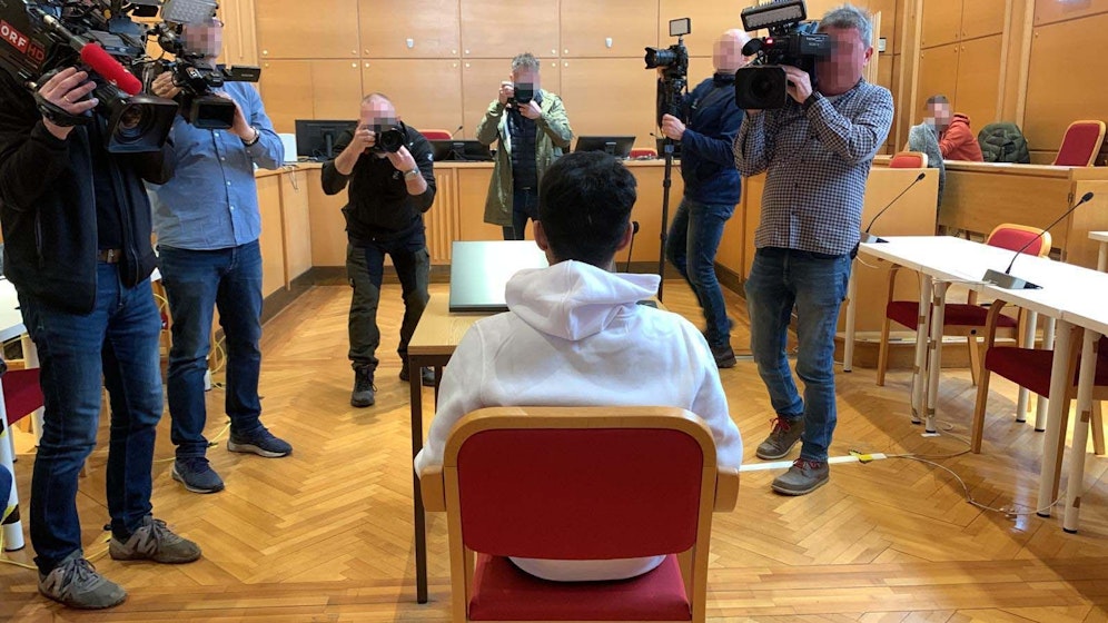 Der Angeklagte kam in einem weißen Adidas-Kapuzenpulli und in einer Jogginghose zum Prozessauftakt.
