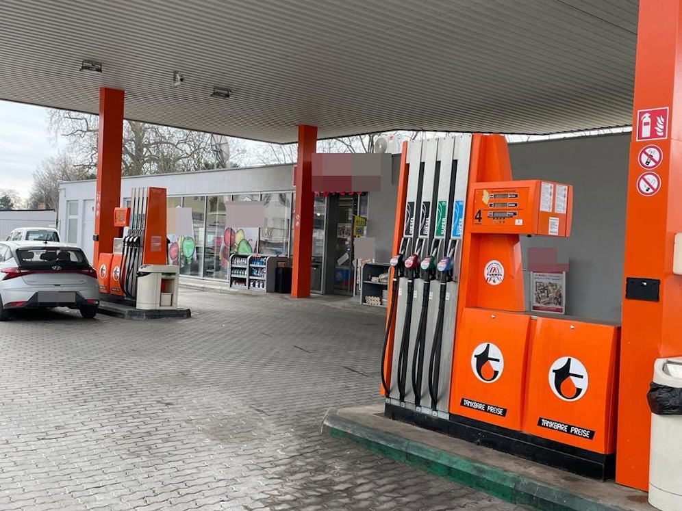 Diese Tankstelle wurde überfallen.