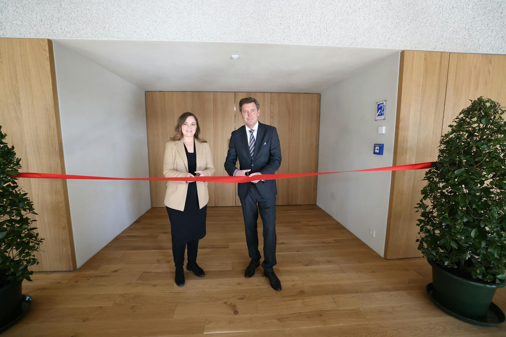 Friedhöfe Wien-Chefin Renate Niklas und Stadtrat Peter Hanke eröffneten den Zubau.