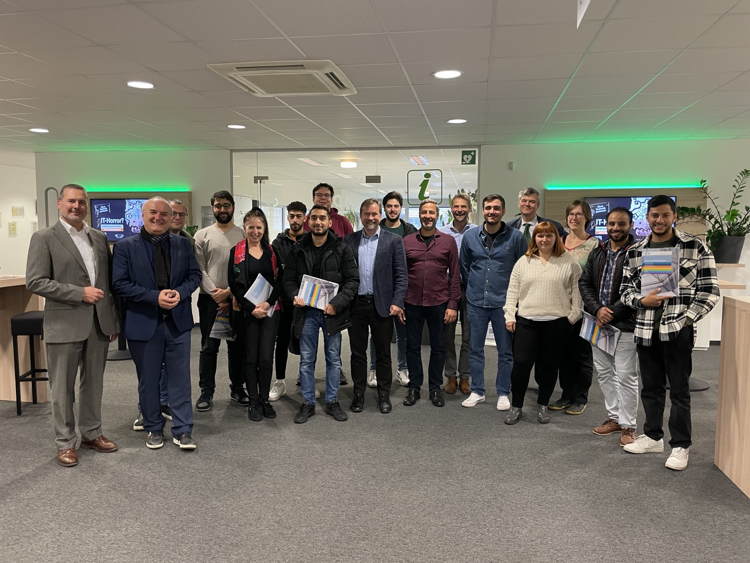 Die ersten Absolvent*innen der dualen IT-Zertifikatsprogramme.