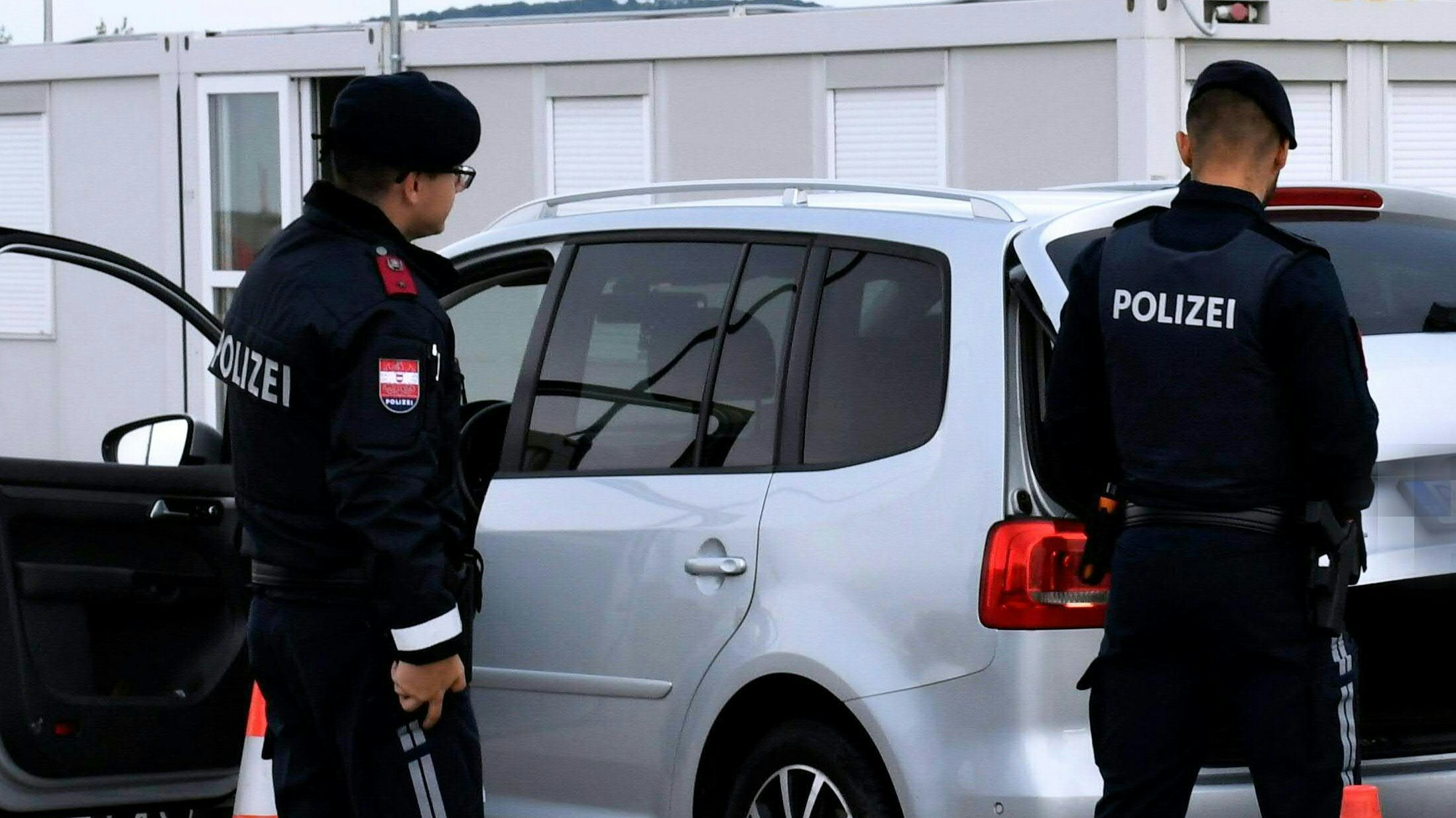 Die Beamten konnten im Fahrzeug mutmaßliches Diebesgut feststellen. Symbolbild einer Polizeikontrolle in Kittsee. 