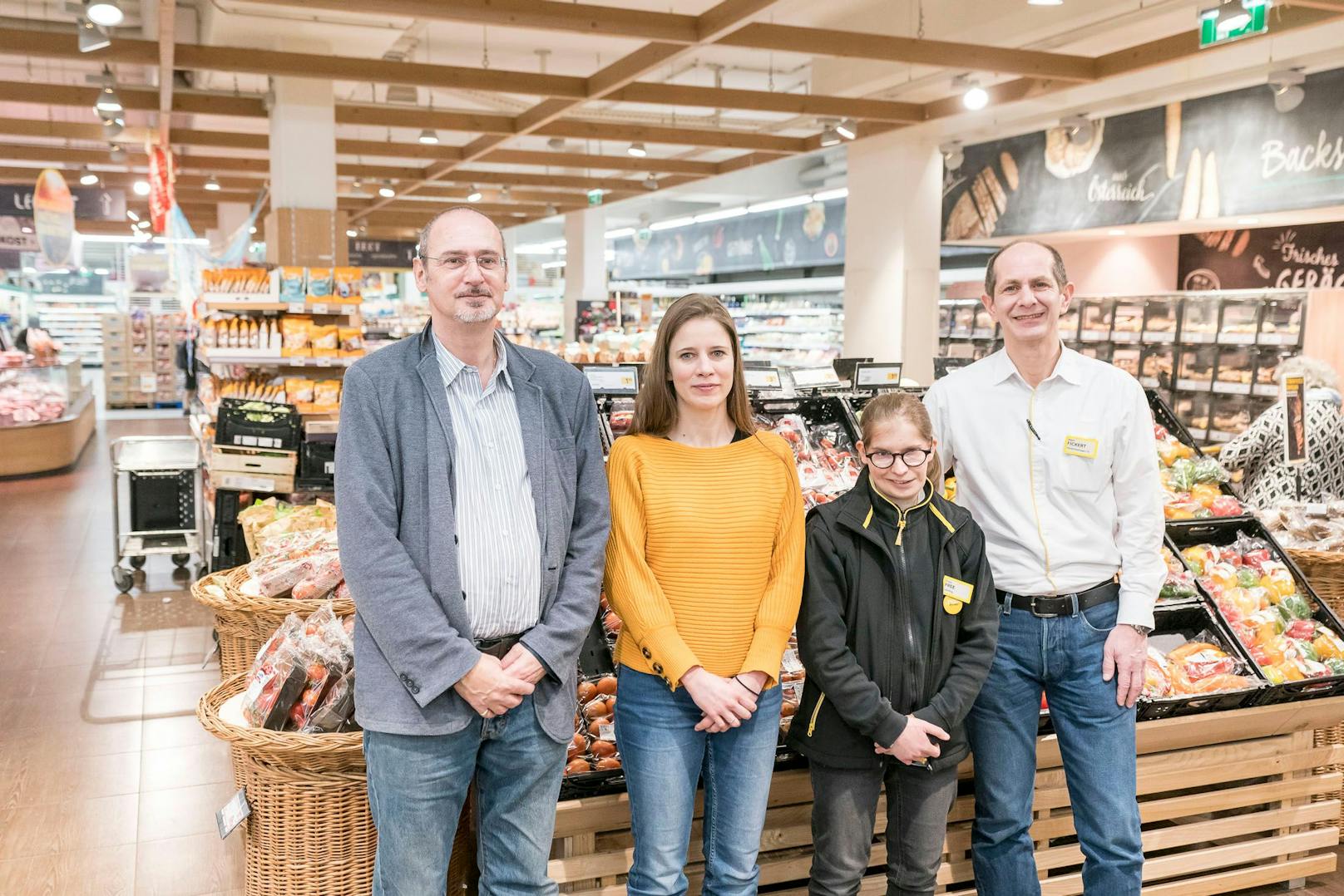 TIW-Chef Andreas Pollack, Betreuerin Krisztina Seres, Sarah Pree und der Marktleiter Fickert.