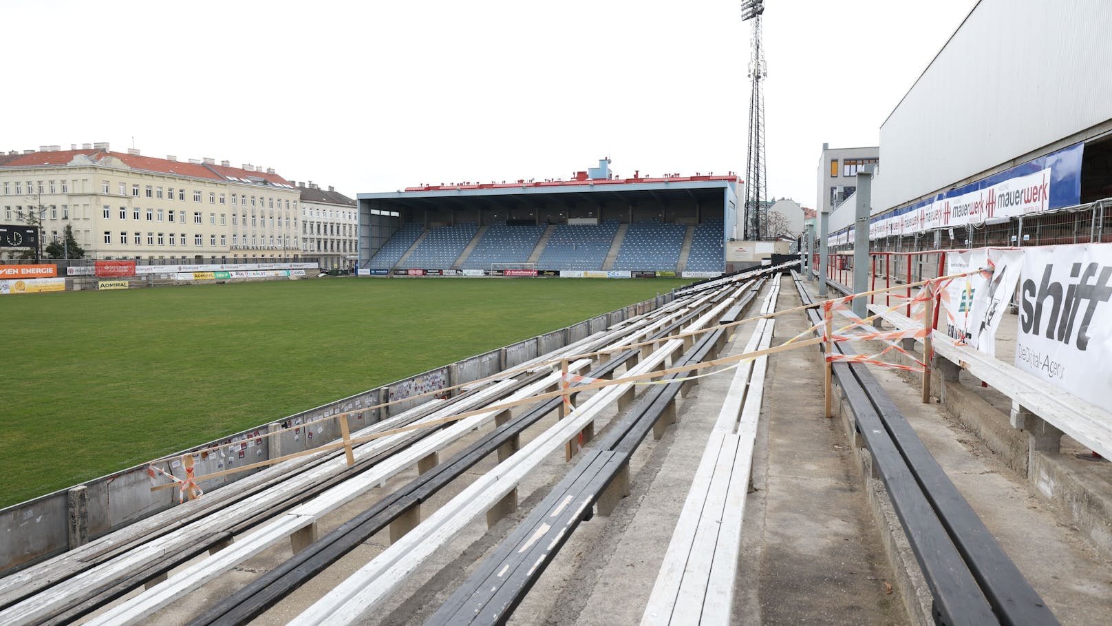 Das Dach der Haupttribüne des Wiener Sportclubs musste abgerissen werden.