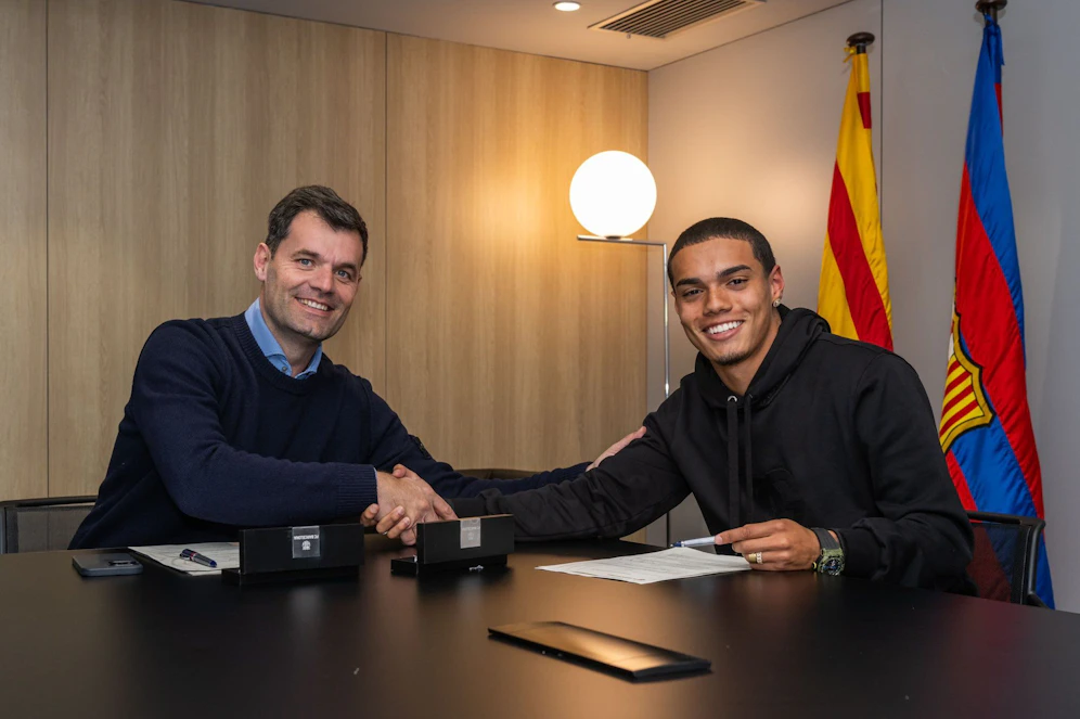 Joao Mendes, der Sohn von Fußball-Ikone Ronaldinho, unterschreibt bei Barcelona. 