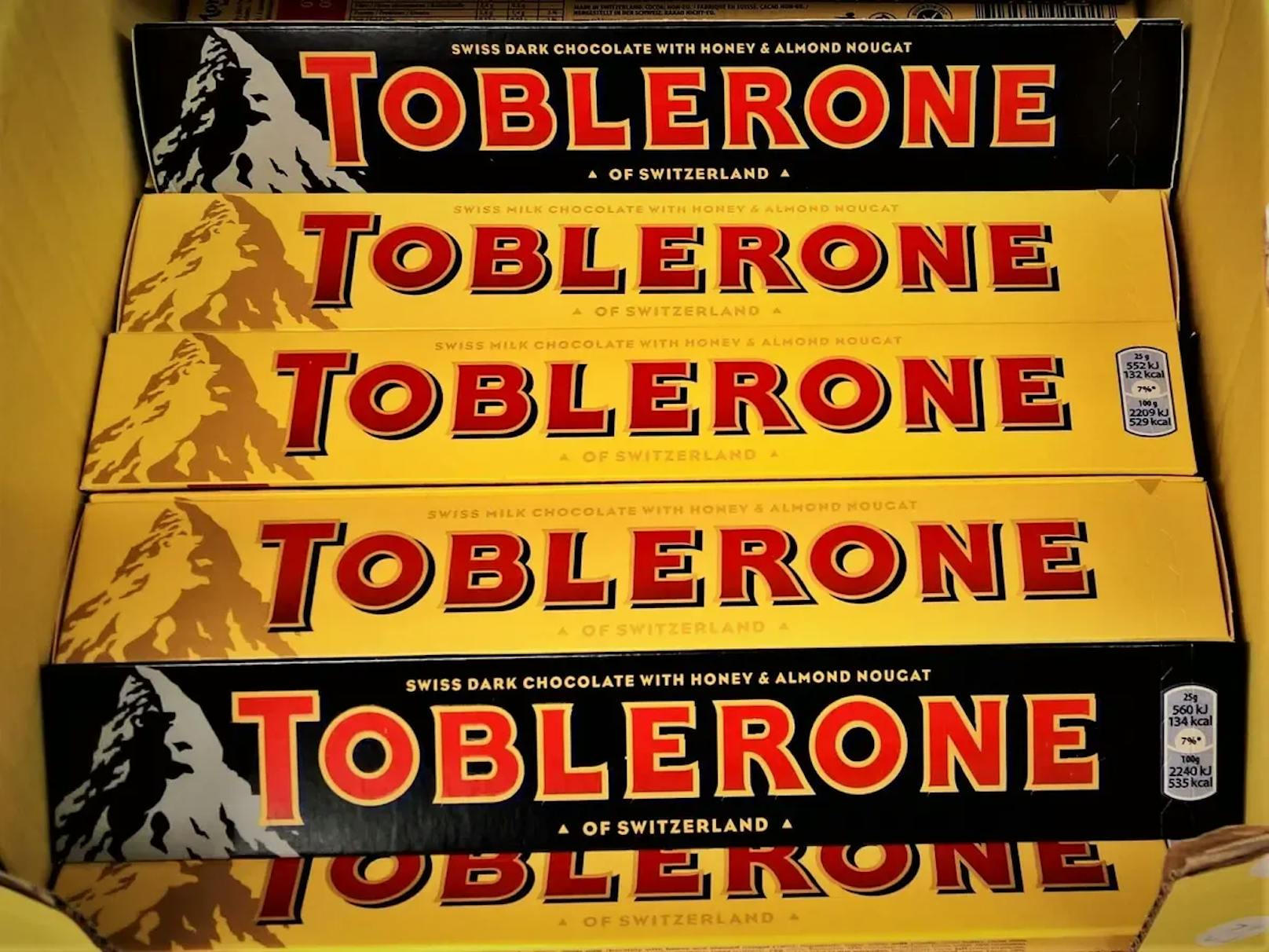 Neben der klassischen Milchschokolade gibt es die Toblerone auch mit dunkler Schokolade ...