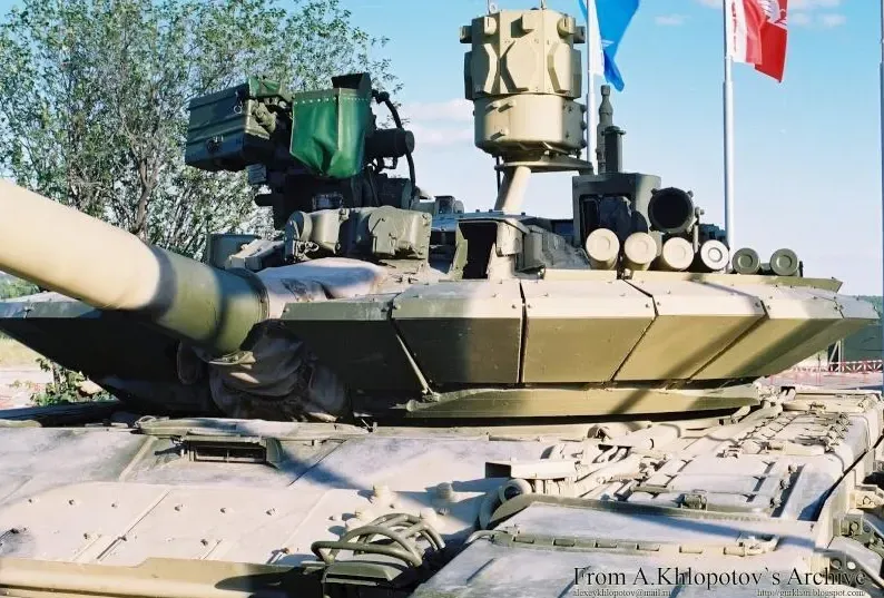 Ein montiertes Schutzsystem auf einem T-90-Kampfpanzer. 