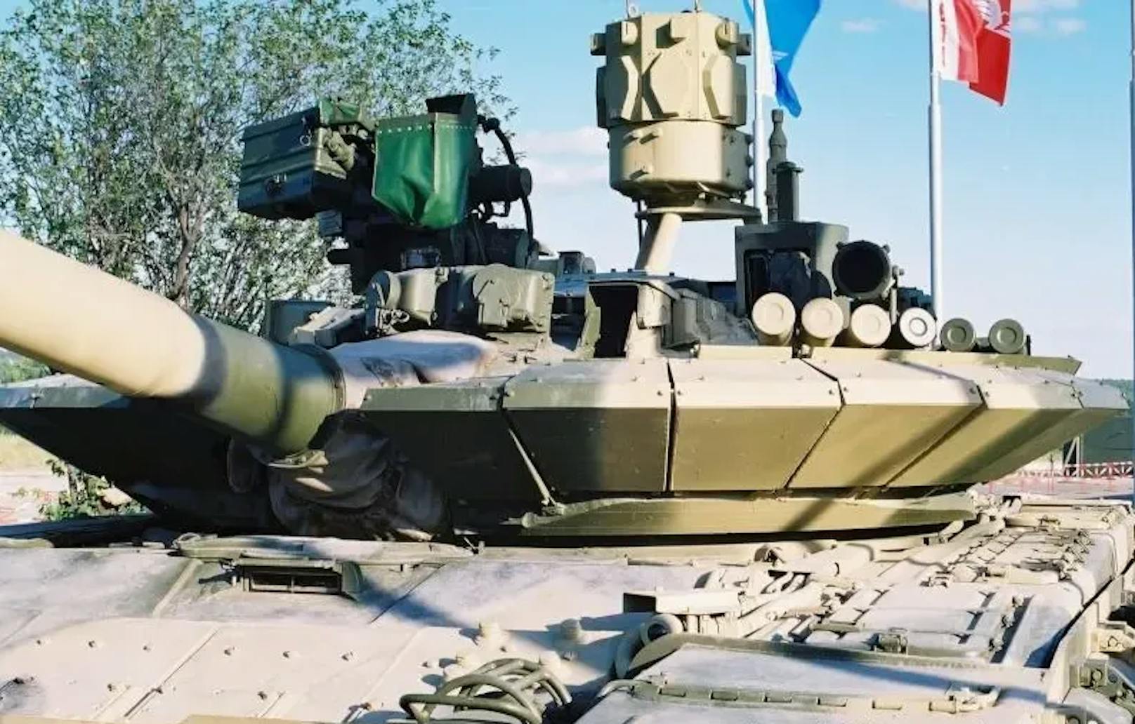 Ein montiertes Schutzsystem auf einem T-90-Kampfpanzer. 