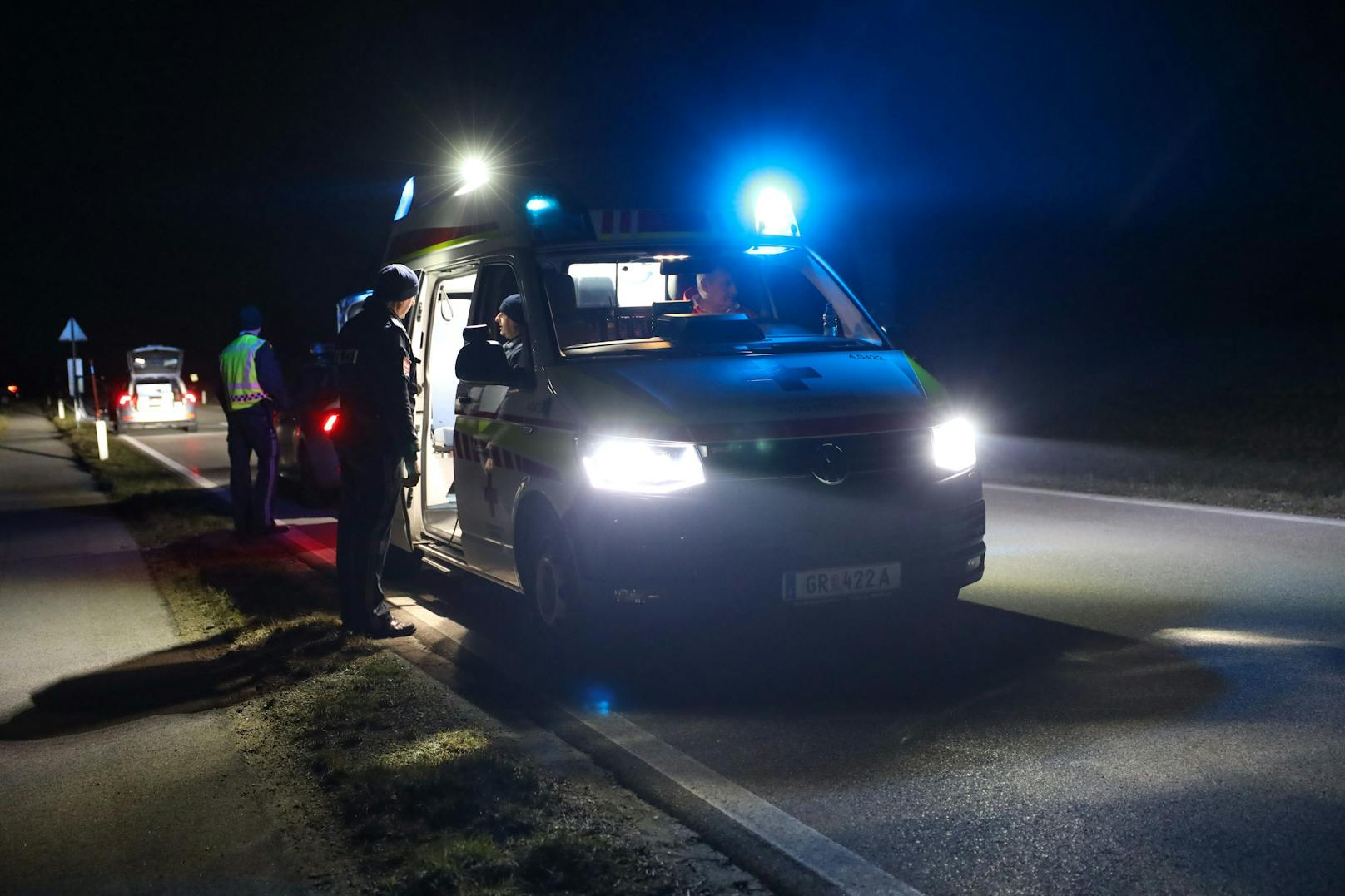 Die Einsatzkräfte dreier Feuerwehren wurden in der Nacht auf Freitag zu einem schweren Verkehrsunfall nach Pötting (Bezirk Grieskirchen) alarmiert.