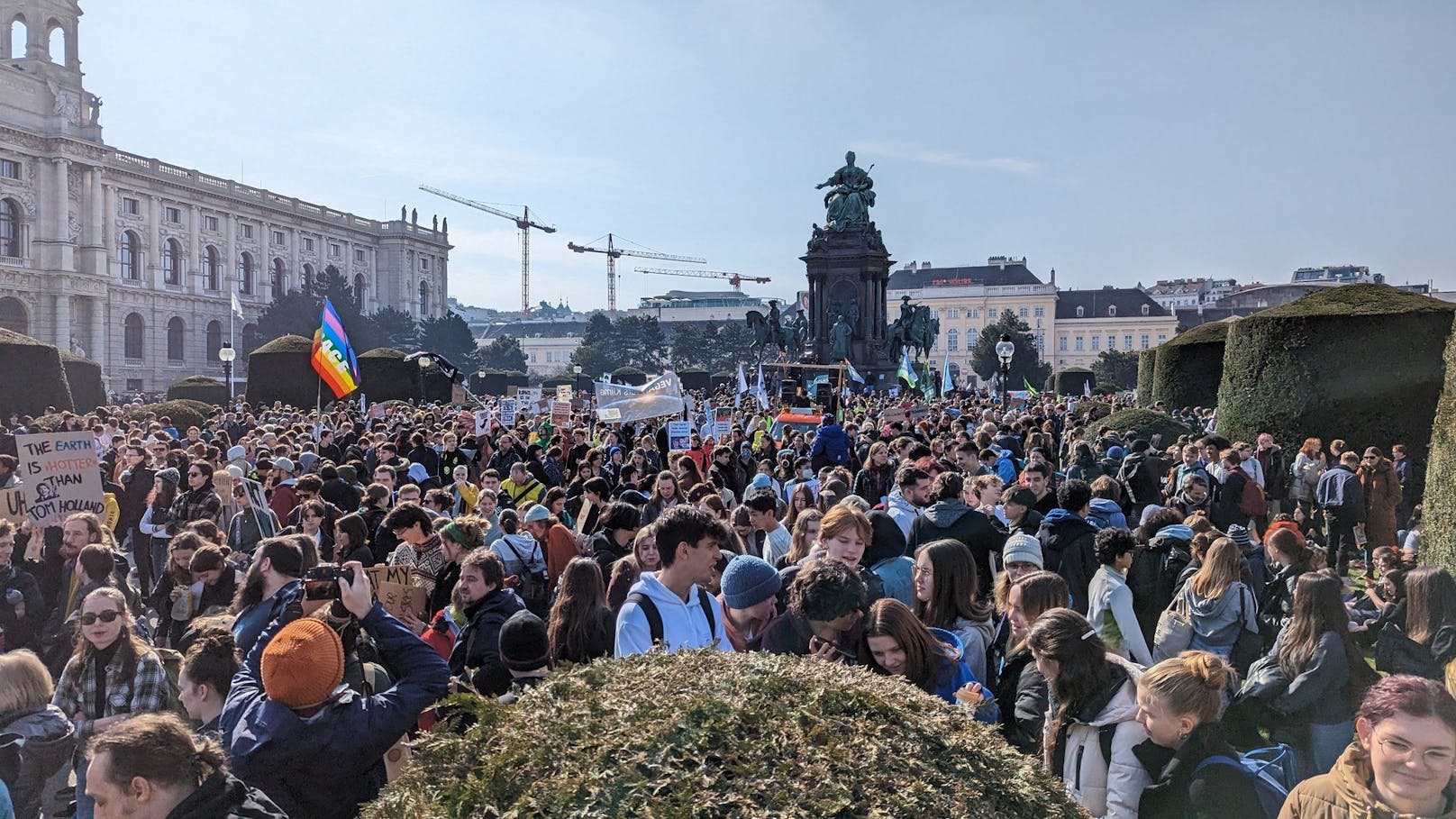 Tausende junge Menschen demonstrieren in Wien