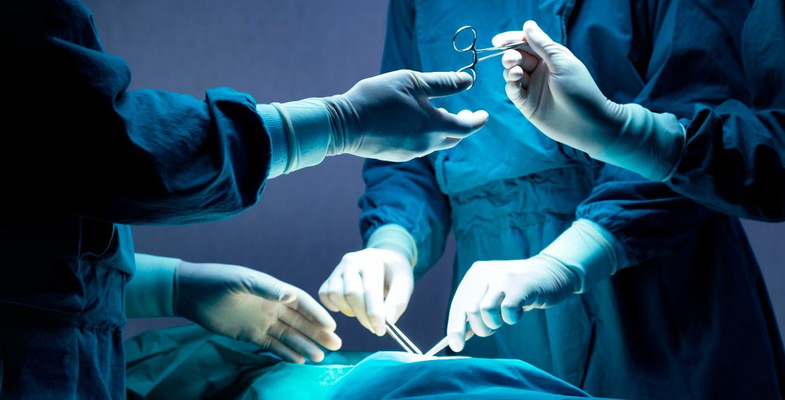 Penisfrakturen erfordern in der Regel eine Operation. Der Chirurg schließt den Riss in den Schwellkörpern. Die Hauptziele der Behandlung sind die Wiederherstellung oder der Erhalt der Erektionsfähigkeit und die Erhaltung der Harnfunktion.