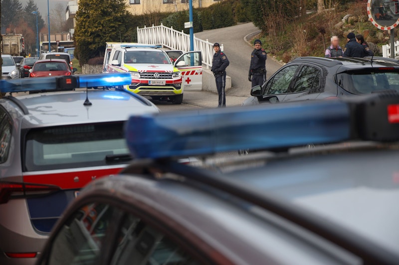 Ein tragischer Unfall hat sich Freitagfrüh in Bad Schallerbach (Bezirk Grieskirchen) ereignet. Eine Autolenkerin ist dabei offenbar von ihrem eigenem PKW überrollt und dabei tödlich verletzt worden.