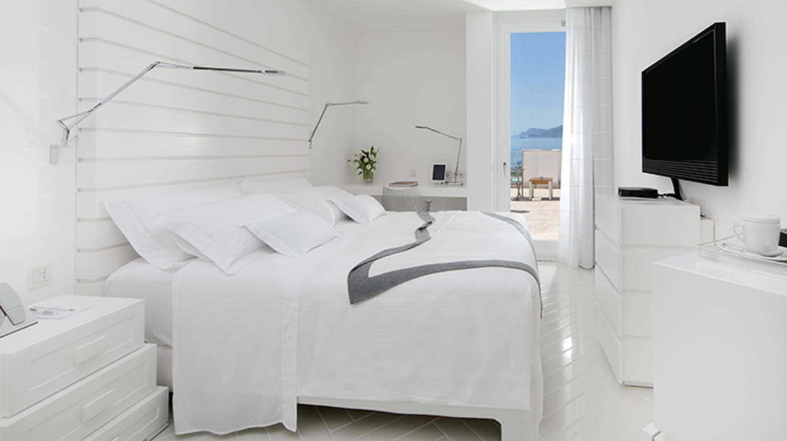 Ganz in Weiß gehalten bildet es nicht nur einen Kontrast zu den traditionellen Häusern an der Küste, sondern auch zum Panoramablick auf das Mittelmeer.&nbsp;