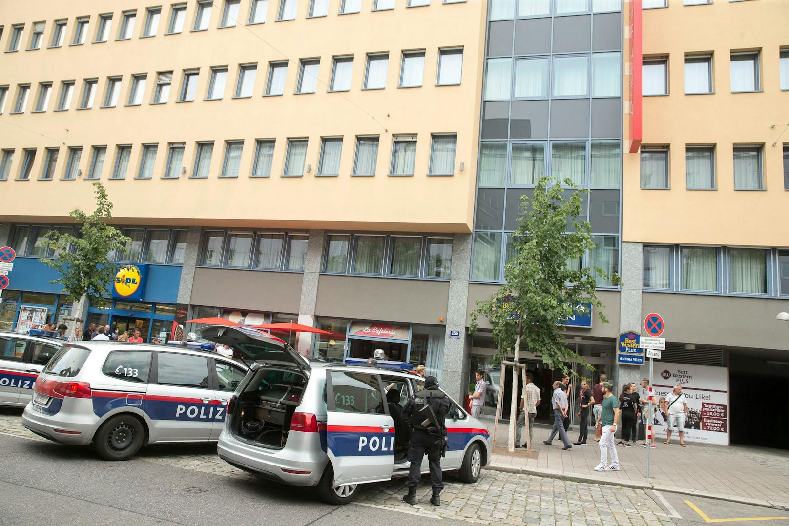 Archivbild eines Polizeieinsatzes in der Landstraßer Hauptstraße. 