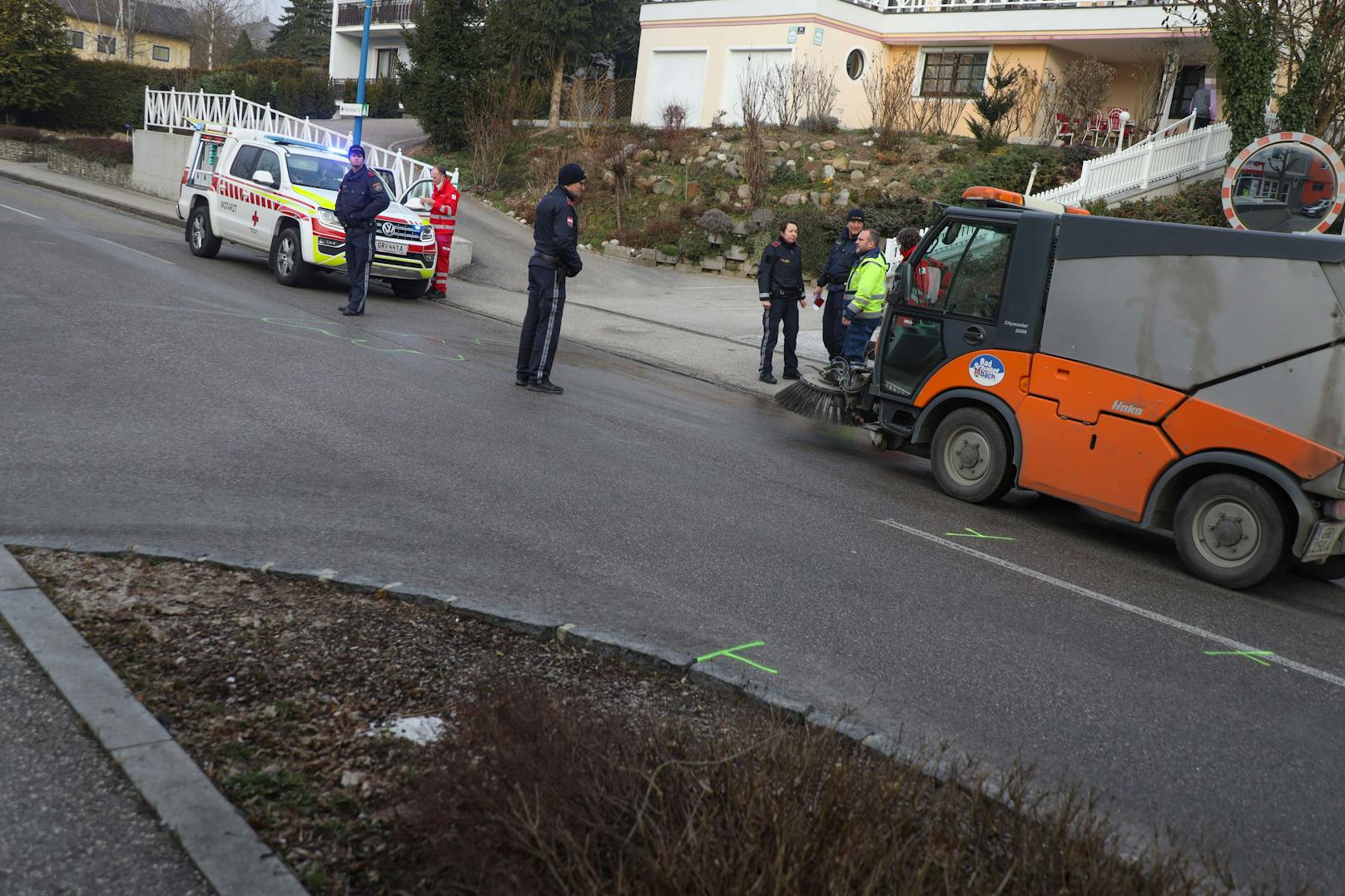 Ein tragischer Unfall hat sich Freitagfrüh in Bad Schallerbach (Bezirk Grieskirchen) ereignet. Eine Autolenkerin ist dabei offenbar von ihrem eigenem PKW überrollt und dabei tödlich verletzt worden.