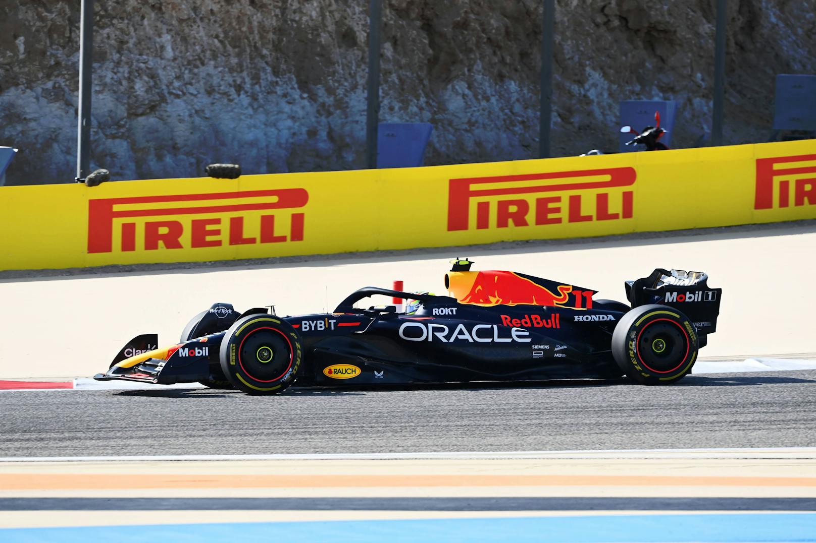 Red-Bull-Pilot Sergio Perez hat die Bestzeit im ersten Freien Training aufgestellt. 