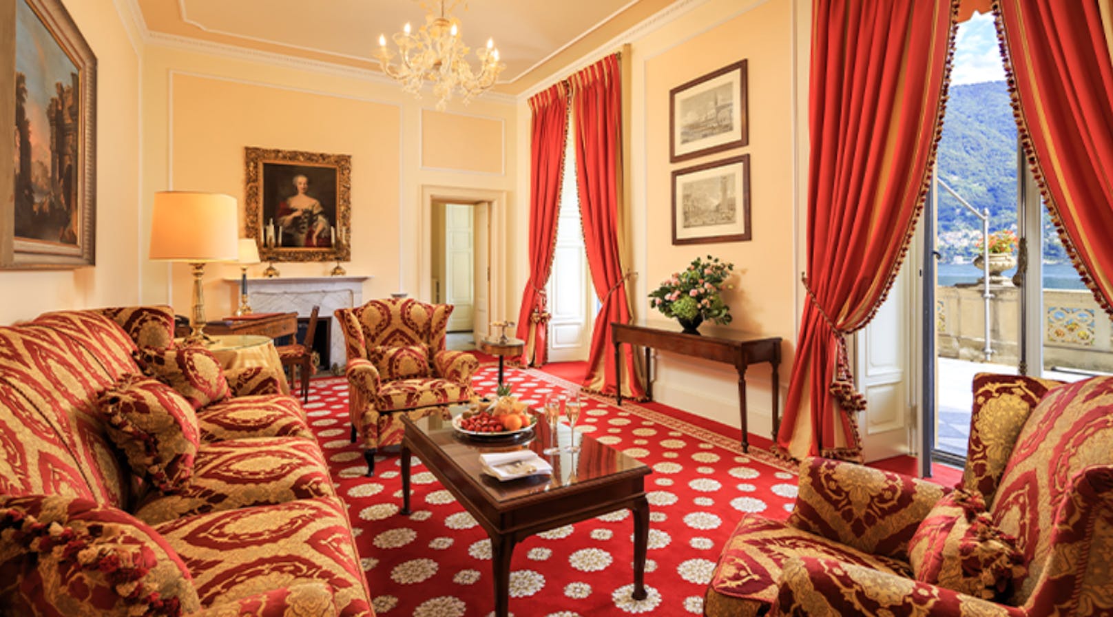 Die 152 Zimmer sind mit zahlreichen Kunstwerken und Antiquitäten von dessen vielen adeligen Vorbesitzern dekoriert.