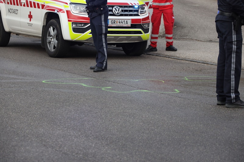 Ein tragischer Unfall hat sich Freitagfrüh in Bad Schallerbach (Bezirk Grieskirchen) ereignet. Eine Autolenkerin ist dabei offenbar von ihrem eigenem PKW überrollt und dabei tödlich verletzt worden.