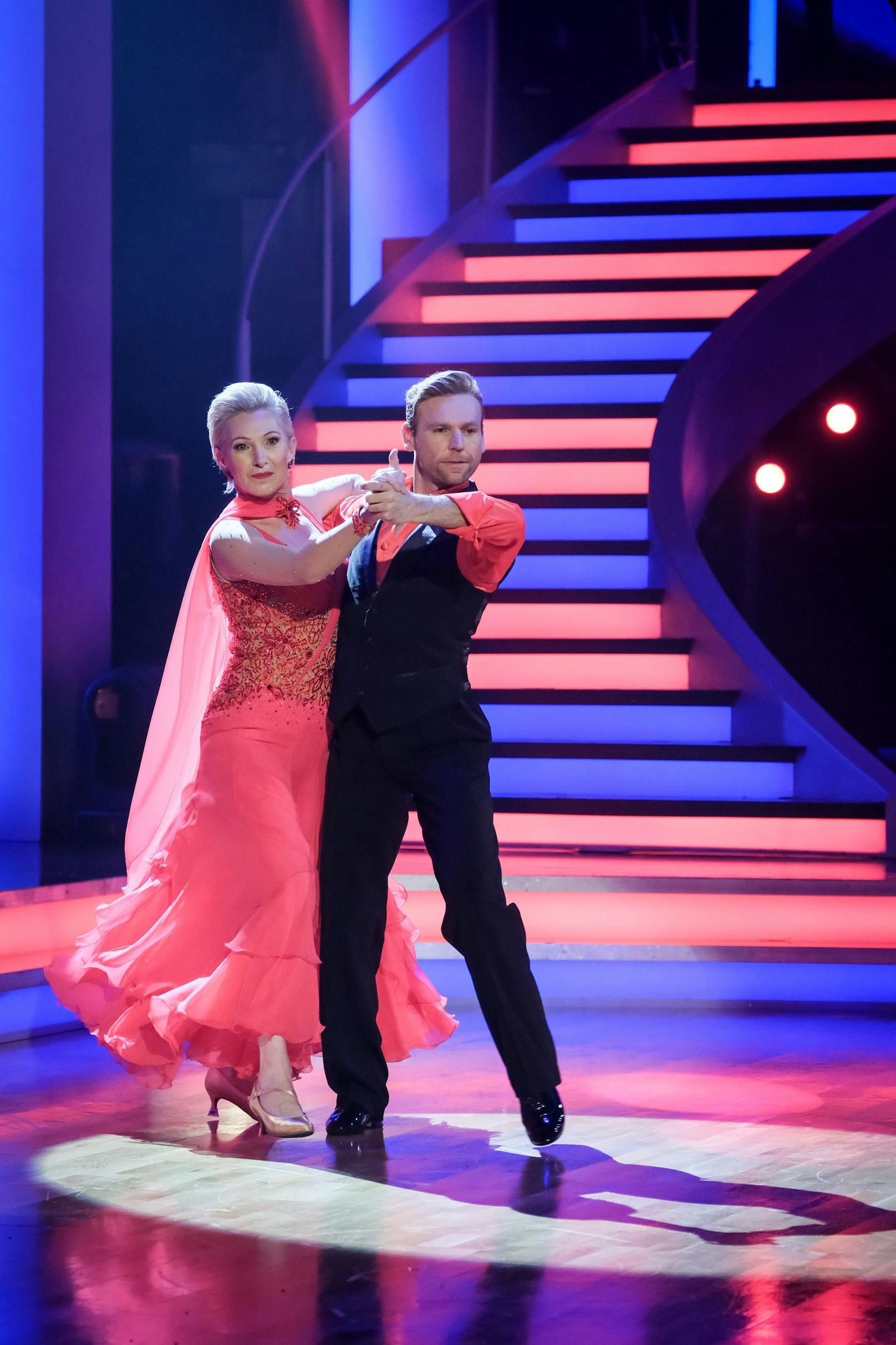 Eveline Eselböck und Peter Erlbeck tanzen Tango zu "Dance with me". 