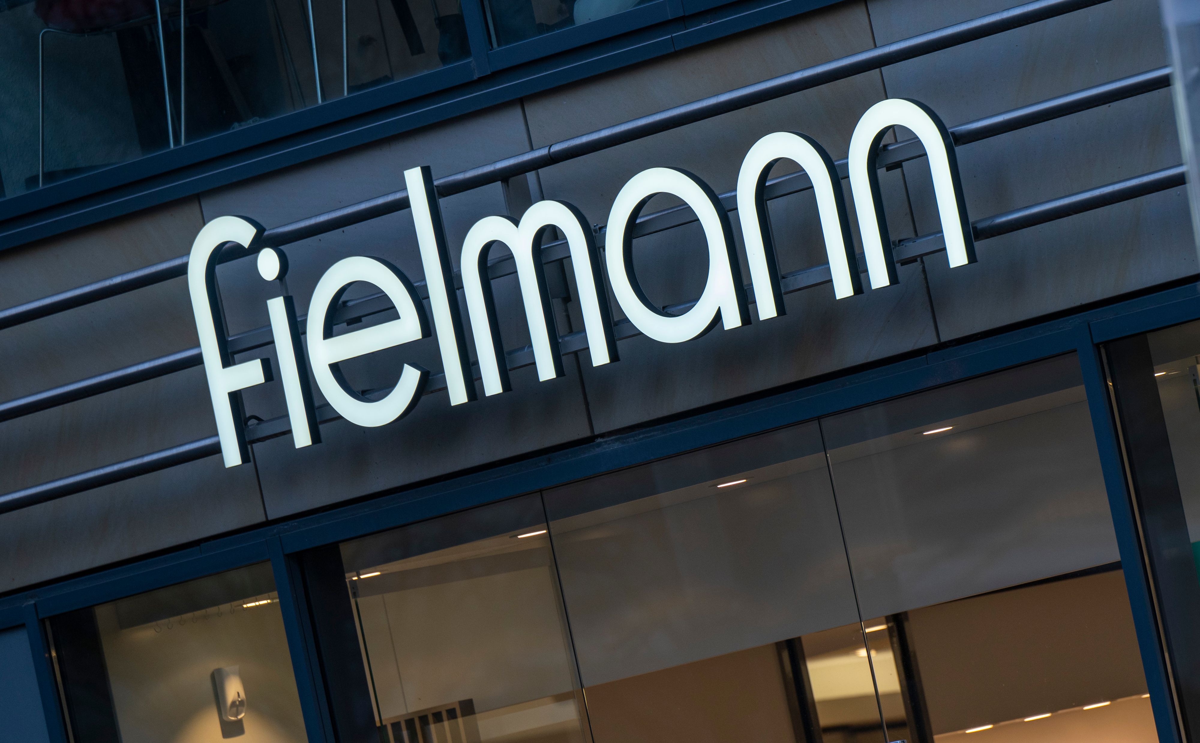 Die Optikerkette Fielmann drückt auf die Kostenbremse und will mehrere hundert Arbeitsplätze abbauen.