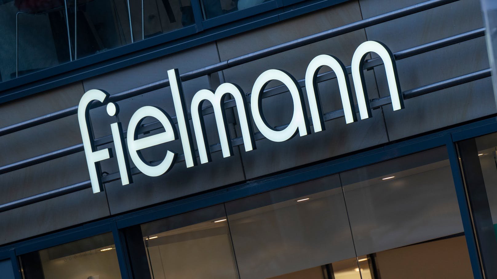 Die Optikerkette Fielmann drückt auf die Kostenbremse und will mehrere hundert Arbeitsplätze abbauen.
