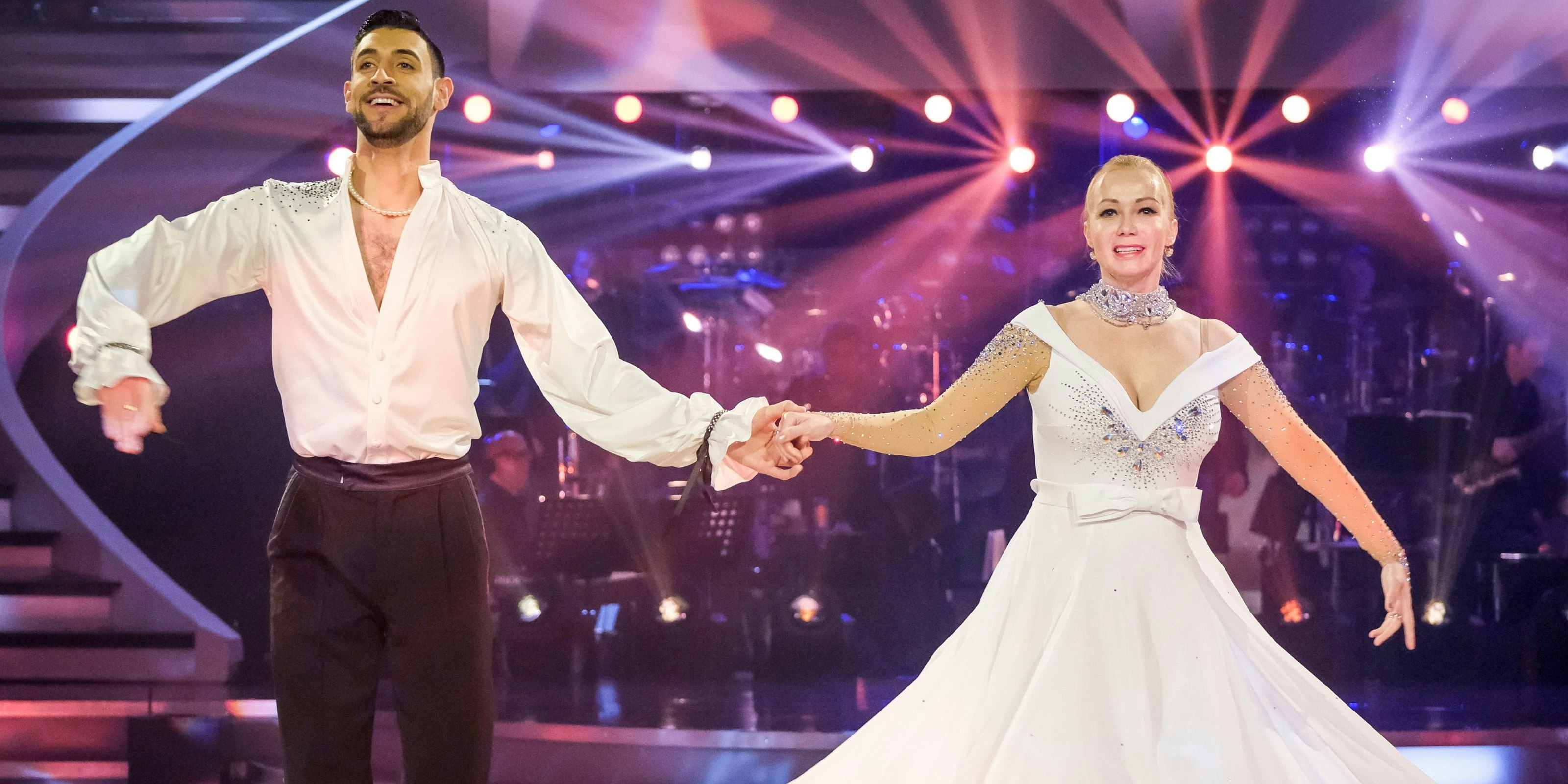  Karina Sarkissova und Dimitar Stefanin tanzen einen Quickstep zu „Diamonds Are a Girl’s Best Friend“.