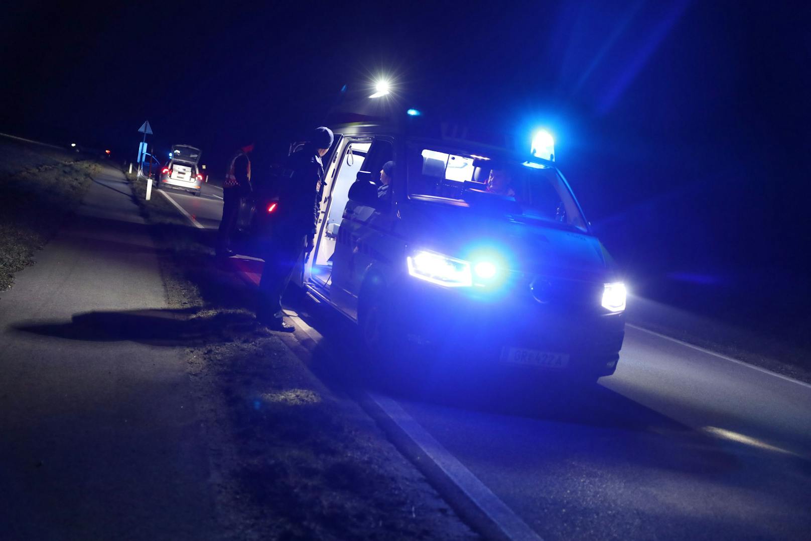 Die Einsatzkräfte dreier Feuerwehren wurden in der Nacht auf Freitag zu einem schweren Verkehrsunfall nach Pötting (Bezirk Grieskirchen) alarmiert.
