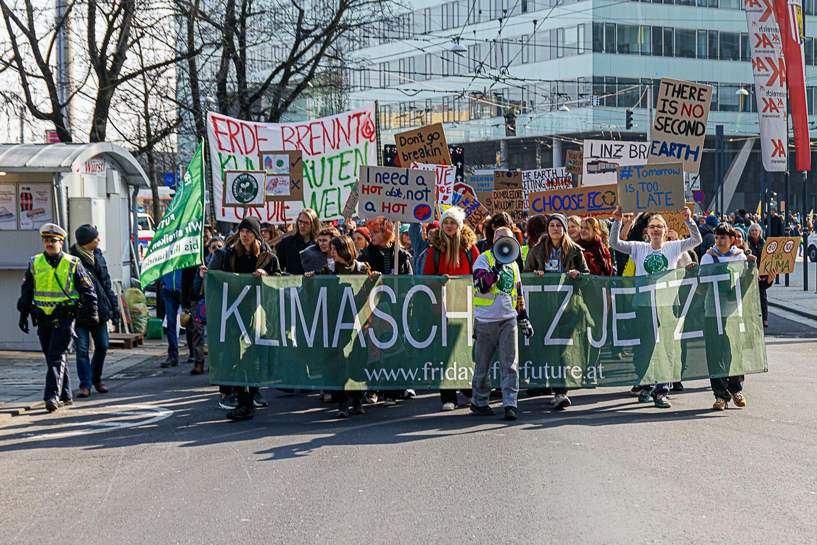 Rund 2.500 Teilnehmer zogen für mehr Umweltschutz durch die Linzer City.