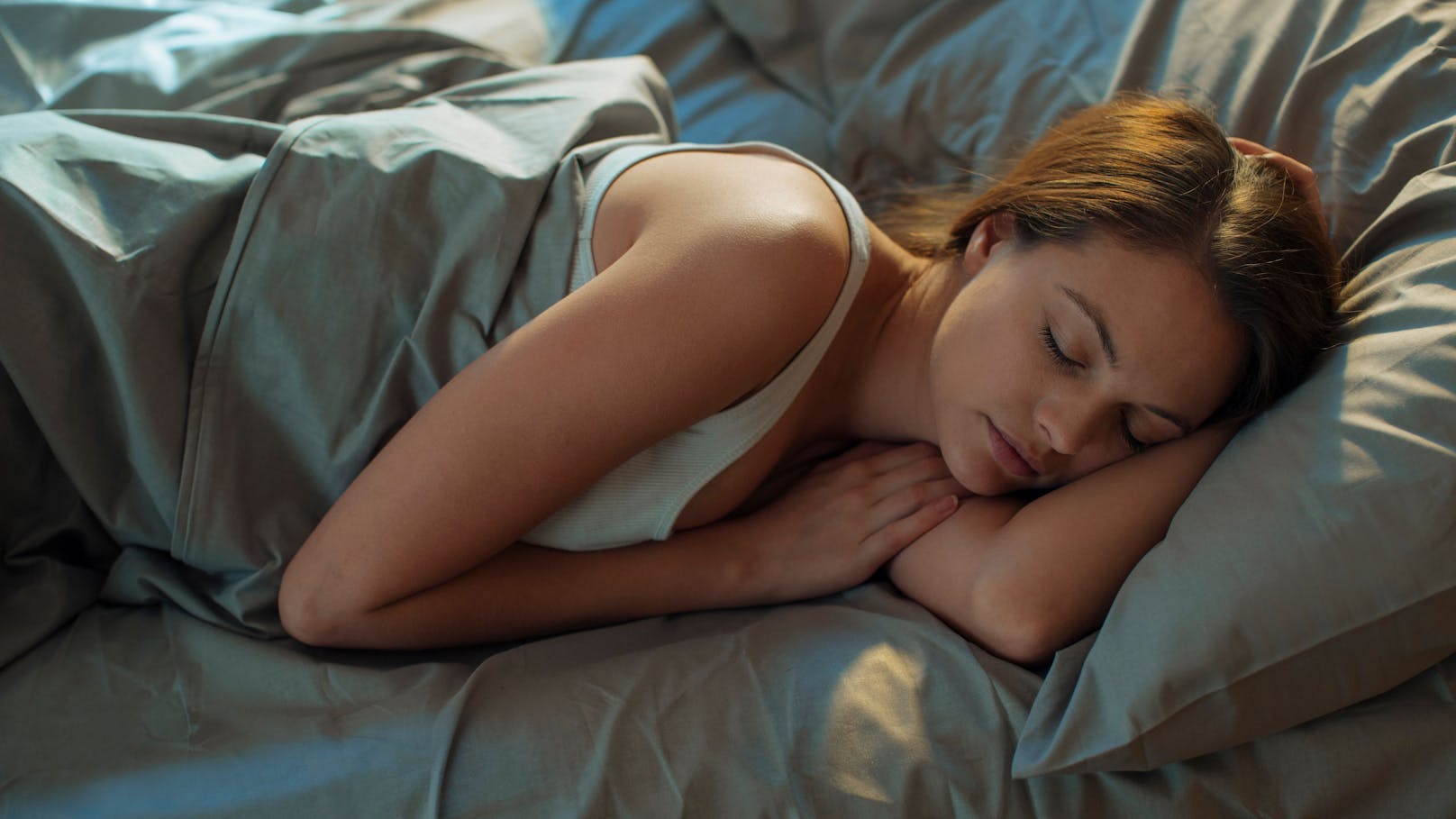 Genug geschlafen, aber doch immer müde? Dann könnte das Phänomen "Junk Sleep" dahinterstecken. 