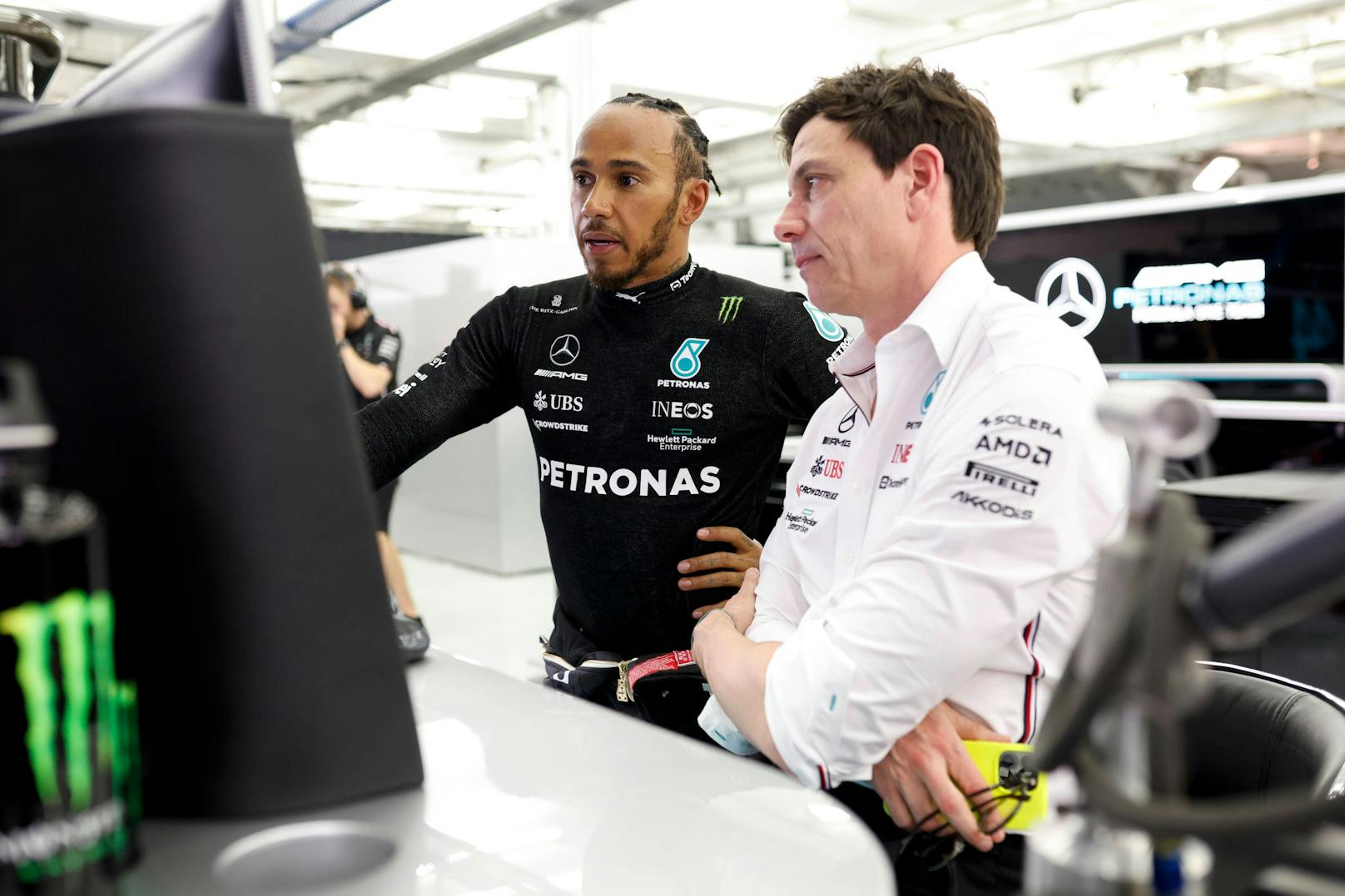 Siebenfach-Weltmeister Lewis Hamilton schlägt beim Blick auf die Zeitentabelle Alarm. 