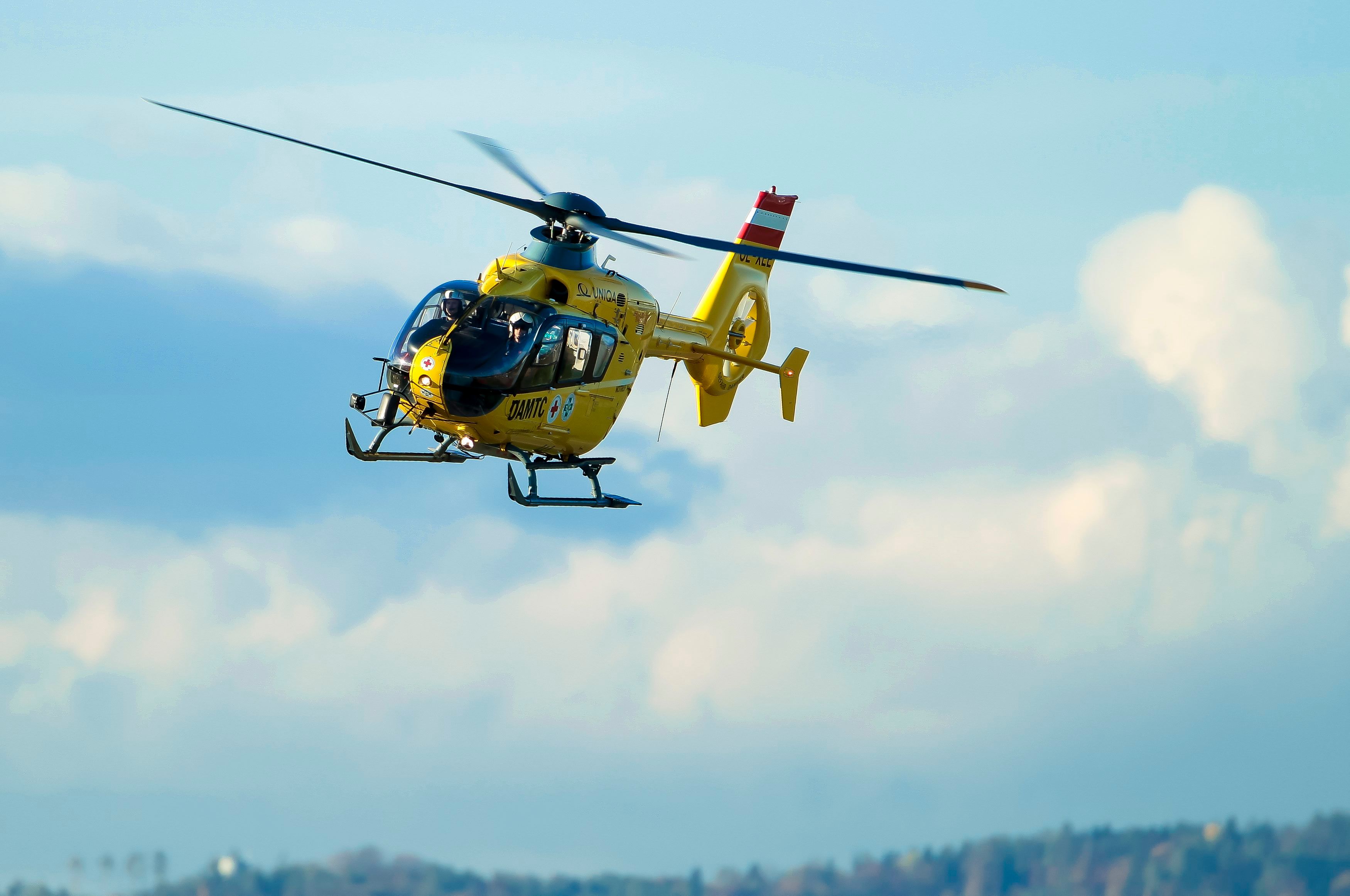 Der 18-Jährige wurde vom Notarzthubschrauber in ein Spital gebracht. Symbolbild.