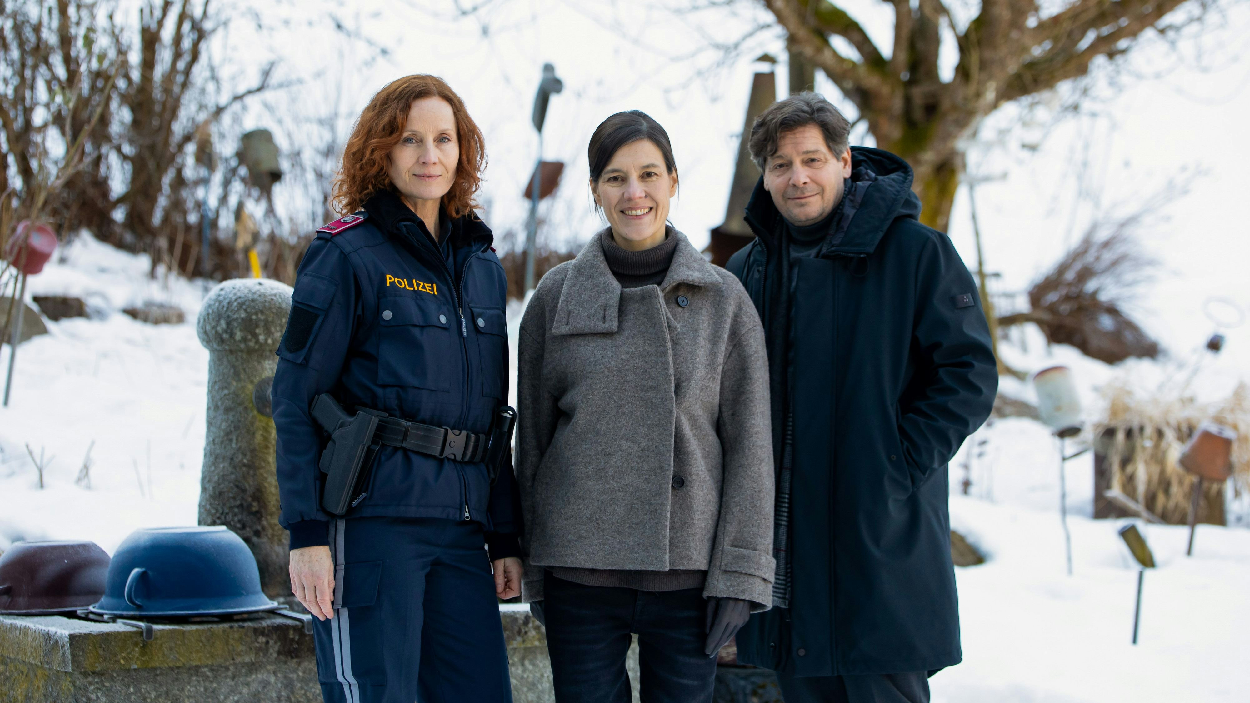 "Dreharbeiten zu Kärntner Film "Bis in die Seele ist mir kalt" (AT)", "Jutta Fastian und Pia Hierzegger im zweiten ORF-Landkrimi-Einsatz." Mit einem Millionenpublikum führt "Waidmannsdank" das Landkrimi-Quoten-Ranking an - nun gehen Jutta Fastian und Pia Hierzegger noch einmal in Kärnten auf Spurensuche. "Bis in die Seele ist mir kalt" (AT) lautet der Titel des neuesten Films des ORF-Erfolgsformats, der seit Dienstag, dem 14. Februar 2023, u. a. in Ossiach, Bodensdorf, Feldkirchen und Landskron gedreht wird. Als drei alte, einsame Damen im kalten, dunklen Winter rund um den Ossiacher See tot aufgefunden werden, scheint zumindest eines sicher: Der Mörder muss aus der Gegend sein ? Vor der Kamera stehen voraussichtlich bis Mitte März neben Jutta Fastian und - der erneut auch für das Drehbuch verantwortlich zeichnenden - Pia Hierzegger u. a. auch Clemens Berndorff, Alicia von Rittberg, Fritz Karl, Linde Prelog, Kevin Brand und Gerda Drabek. Regie bei diesem von ORF und ZDF koproduzierten Film, der voraussichtlich 2024 in ORF 1 zu sehen ist, führt erneut Daniel Prochaska. Nach "Wenn Du wüsstest, wie schön es hier ist", "Waidmannsdank" und "Immerstill" macht die Landkrimi-Reihe damit übrigens zum vierten Mal Halt in Kärnten.Im Bild (v.li.): Jutta Fastian, Pia Hierzegger, Fritz Karl. - Veroeffentlichung fuer Pressezwecke honorarfrei ausschliesslich fuer die redaktionelle Berichterstattung in Zusammenhang mit Sendungen oder Veranstaltungen des ORF. Foto: ORF/Mona Film/Tivoli Film/Helga Rader. Andere Verwendung honorarpflichtig und nur nach schriftlicher Genehmigung der ORF-Fotoredaktion. Copyright: ORF, Hugo-Portisch-Gasse 1, A-1136 Wien, Tel. +43-(0)1-87878-13606