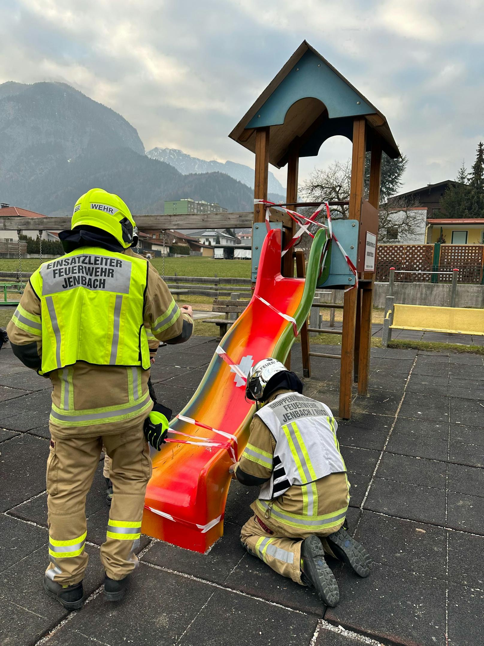 Ein Kleinkind musste Freitagnachmittag von der Feuerwehr aus einer Rutsche befreit werden.