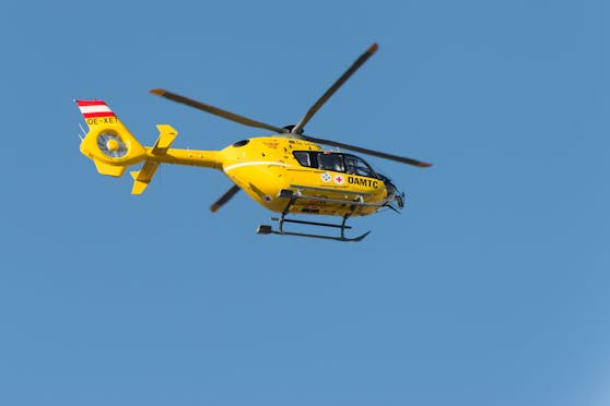Der Lenker des Pkw musste mit dem Hubschrauber ins Grazer Krankenhaus geflogen werden. Symbolbild.&nbsp;