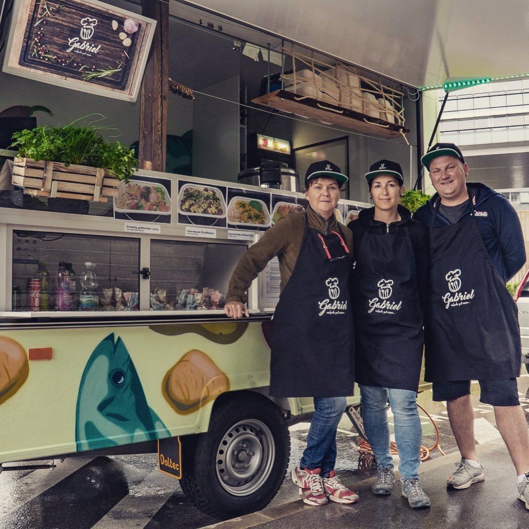 Gastro-Chef Gabriel Durand (re.) freut sich über die zahlreichen Bewerbungen.