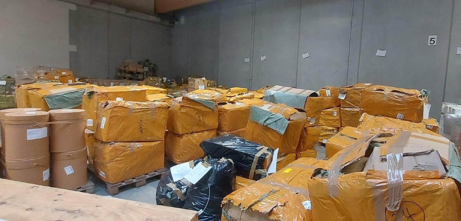 Mehr als 2 Tonnen gefälschte Markenprodukte konnten von Zollbeamten des Wiener Flughafens sichergestellt werden.