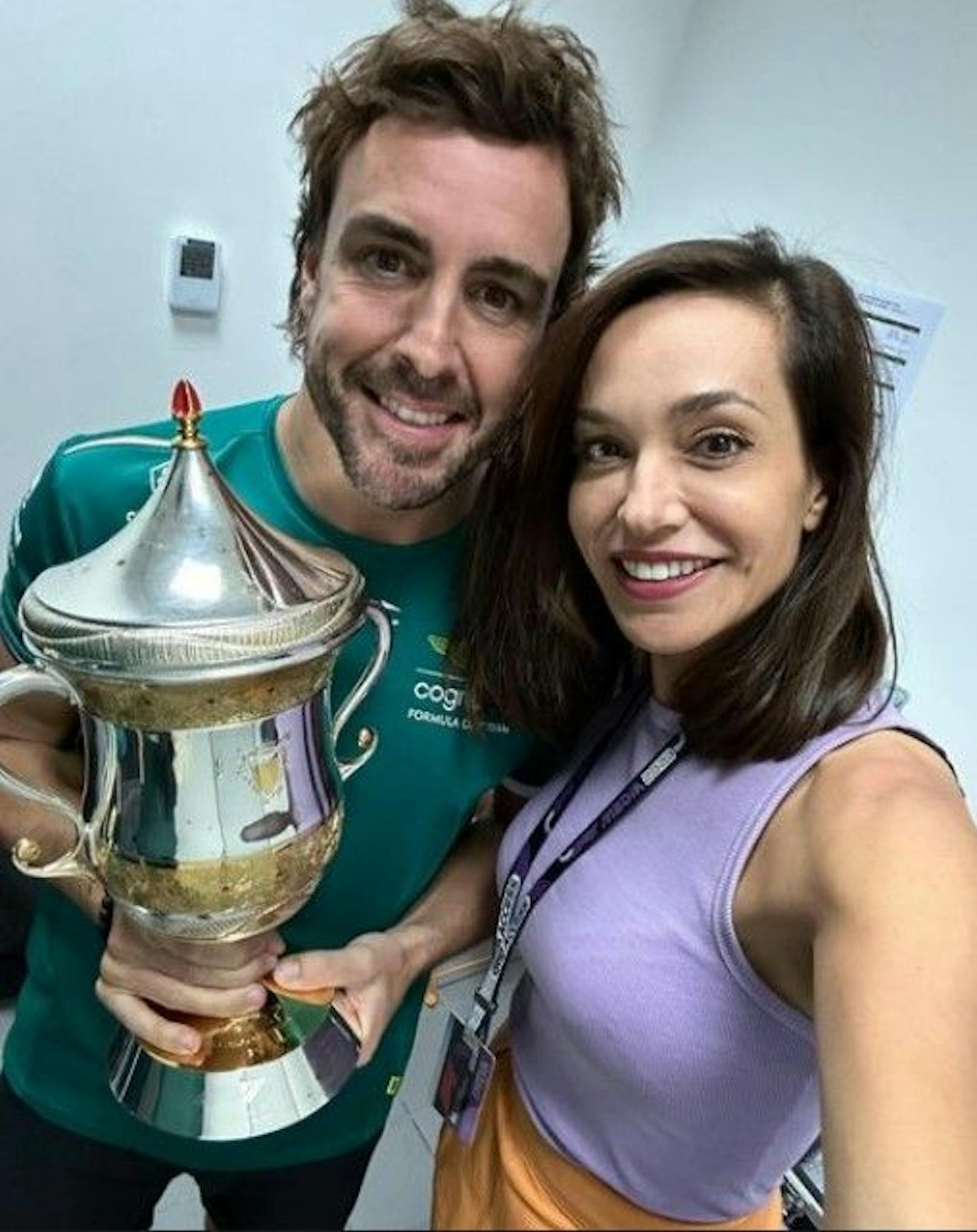 Fernando Alonso feiert Platz drei mit Freundin Andrea Schlager, Moderatorin von ServusTV.