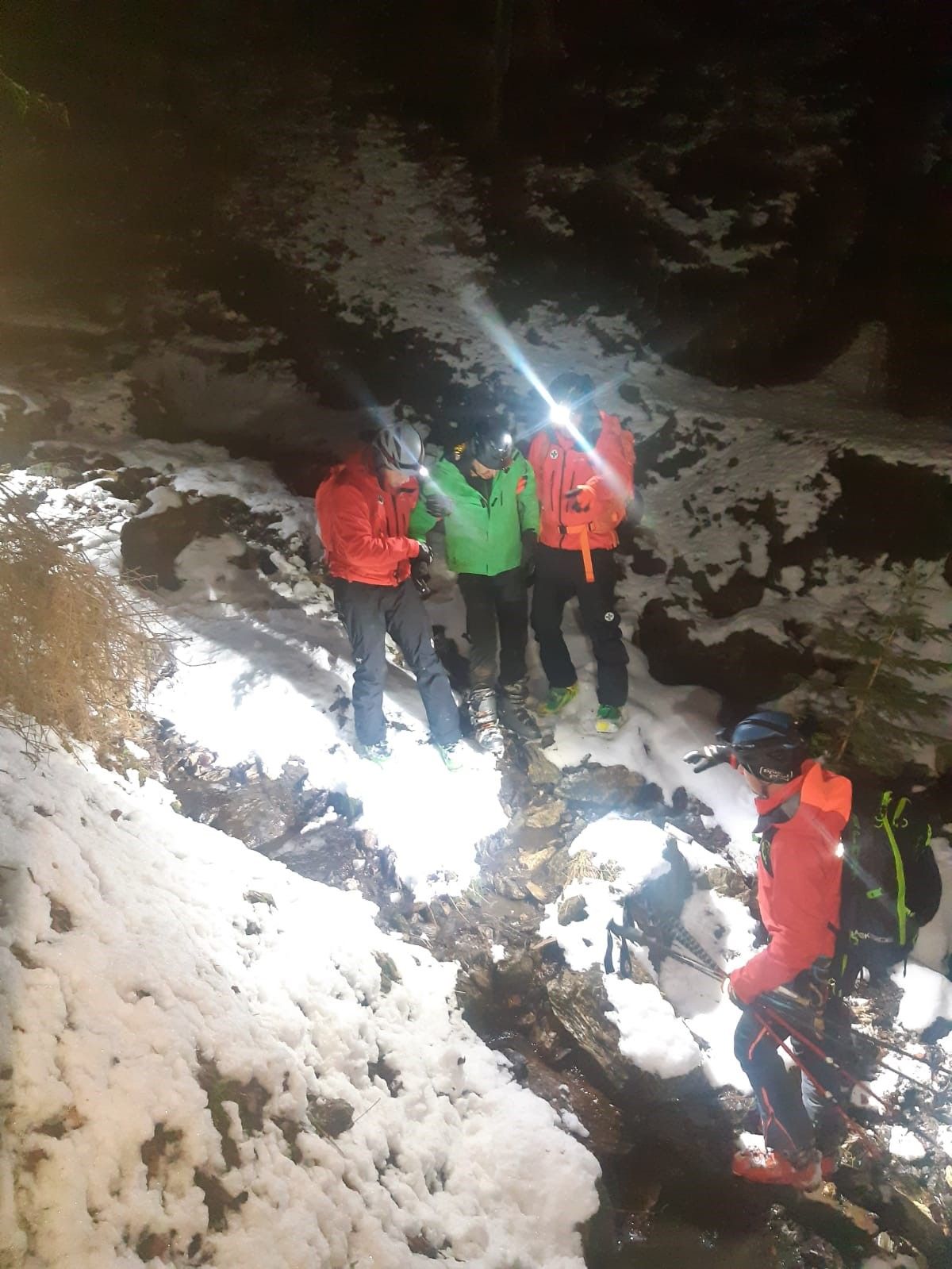 Der Mann konnte gegen Mitternacht von Bergrettern geborgen werden. 