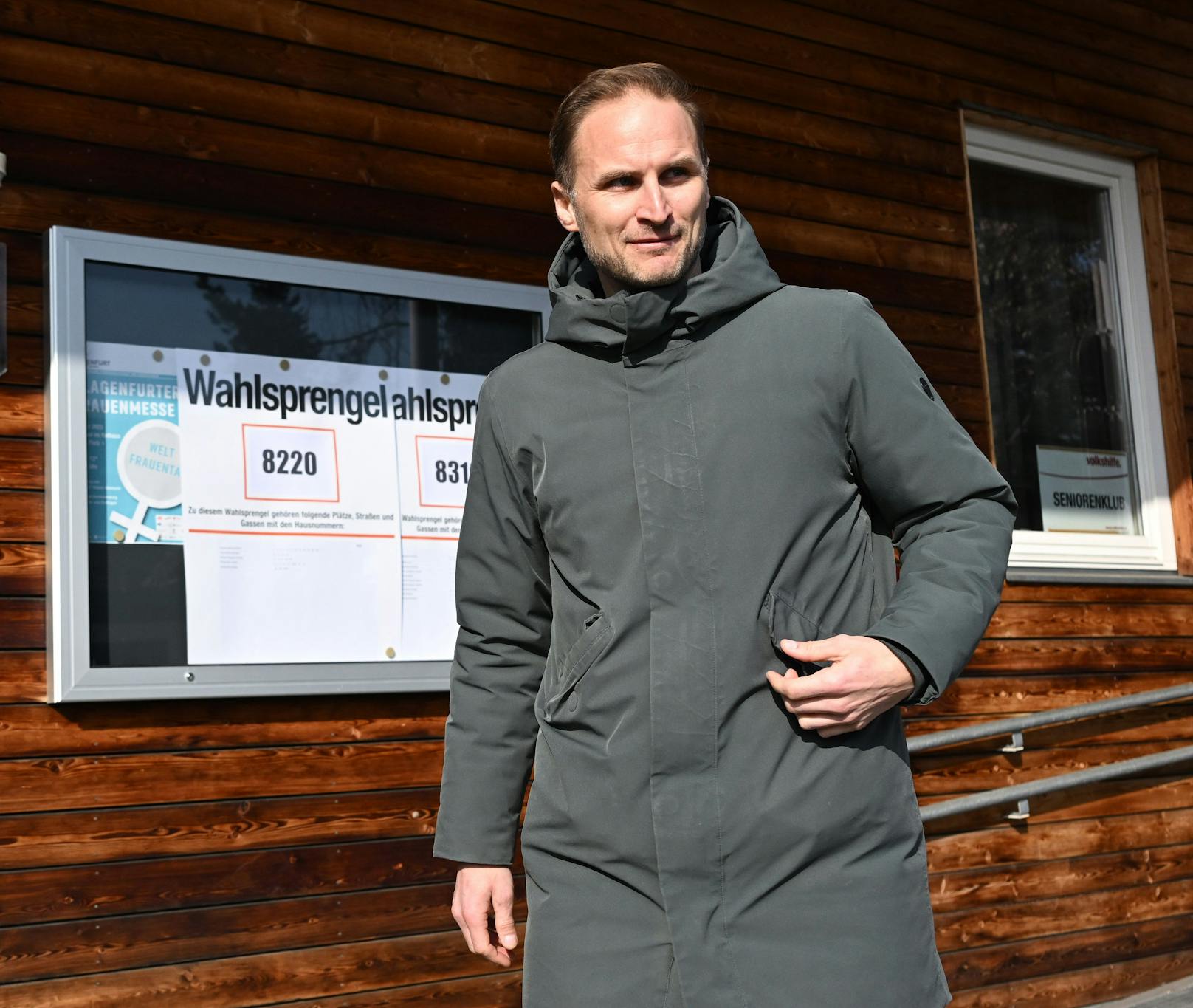 Neos-Spitzenkandidat Janos Juvan anläßlich der Stimmabgabe am Sonntag, 5. März 2023, in Klagenfurt.