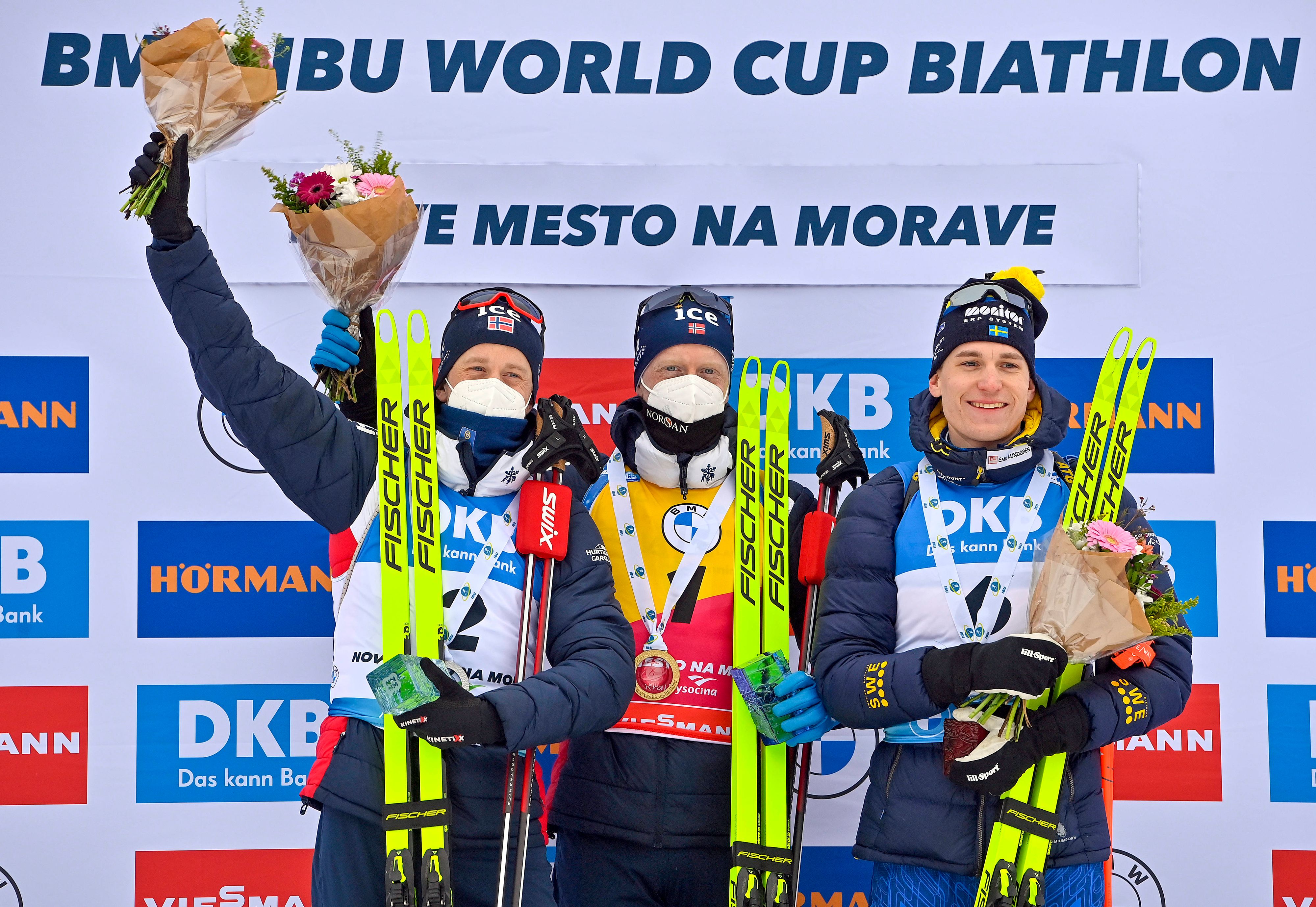 Die Bö-Brüder jubelten am Podest mit FFP2-Maske. 