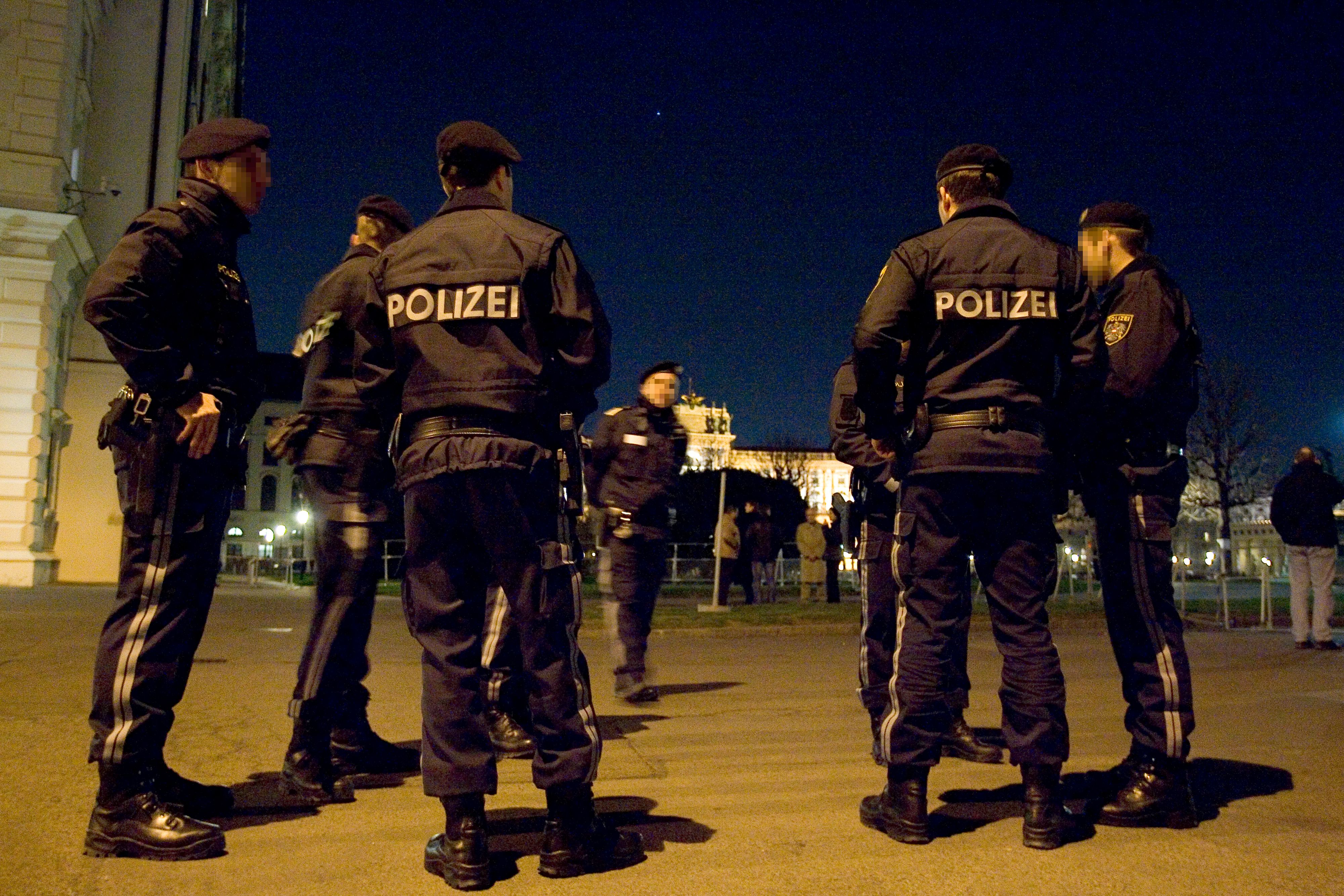 Bei einem Polizeieinsatz gegen eine 17-Jährige wurden gleich zwei Polizisten verletzt.