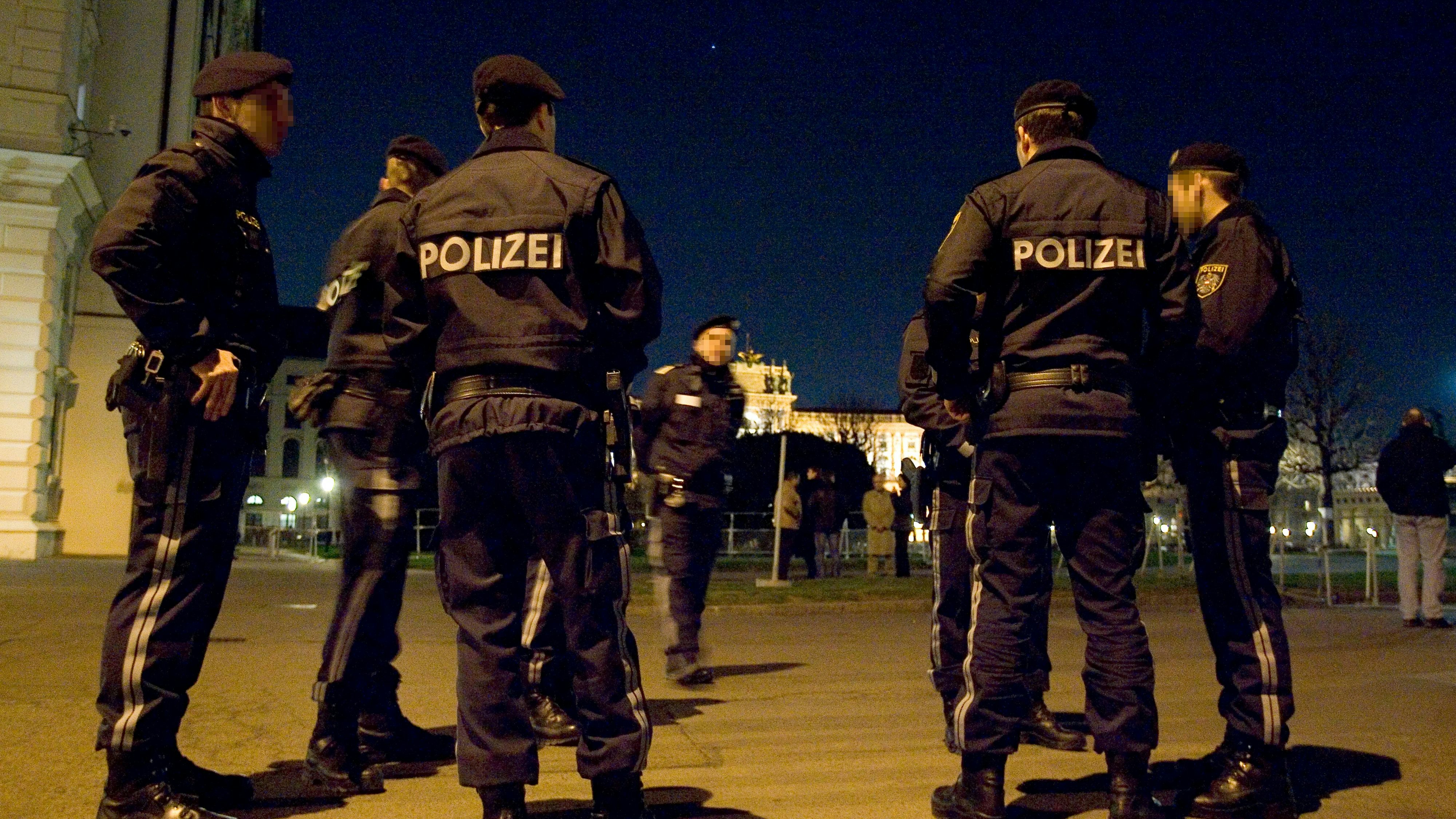 Bei einem Polizeieinsatz gegen eine 17-Jährige wurden gleich zwei Polizisten verletzt.