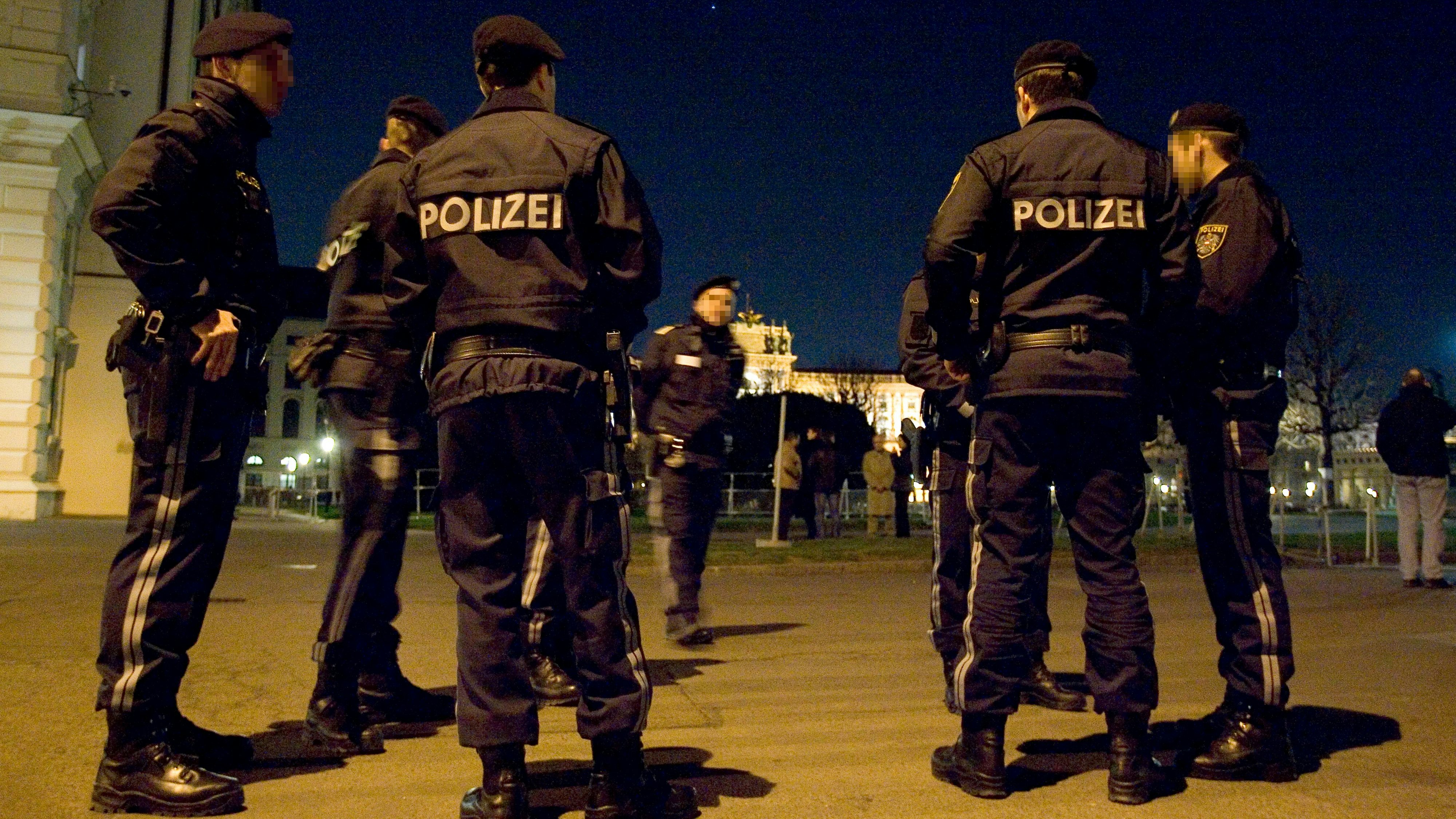 Bei einem Polizeieinsatz gegen eine 17-Jährige wurden gleich zwei Polizisten verletzt.