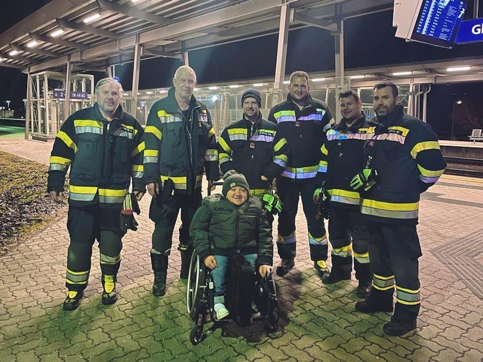 Luca Kielhauser strandete am Bahnsteig, die Freiwillige Feuerwehr Gleisdorf half.