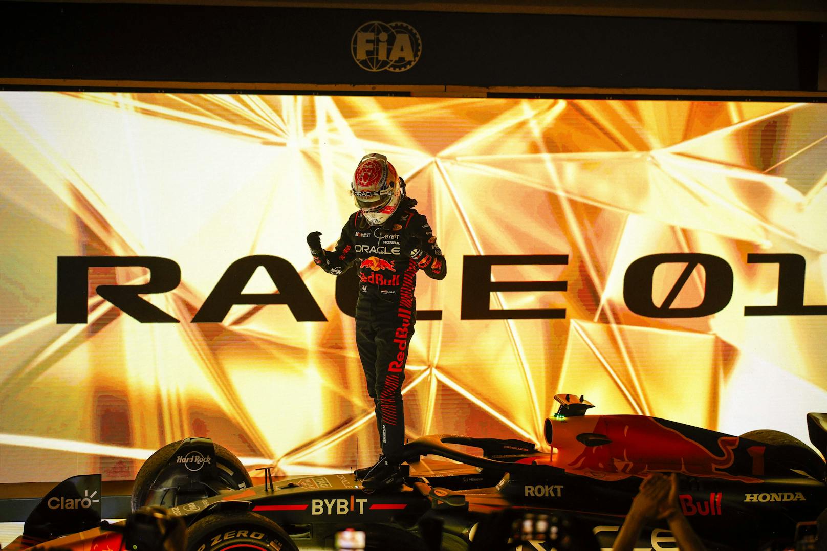 Verstappen dominiert F1-Auftakt, Alonso rast auf Podium