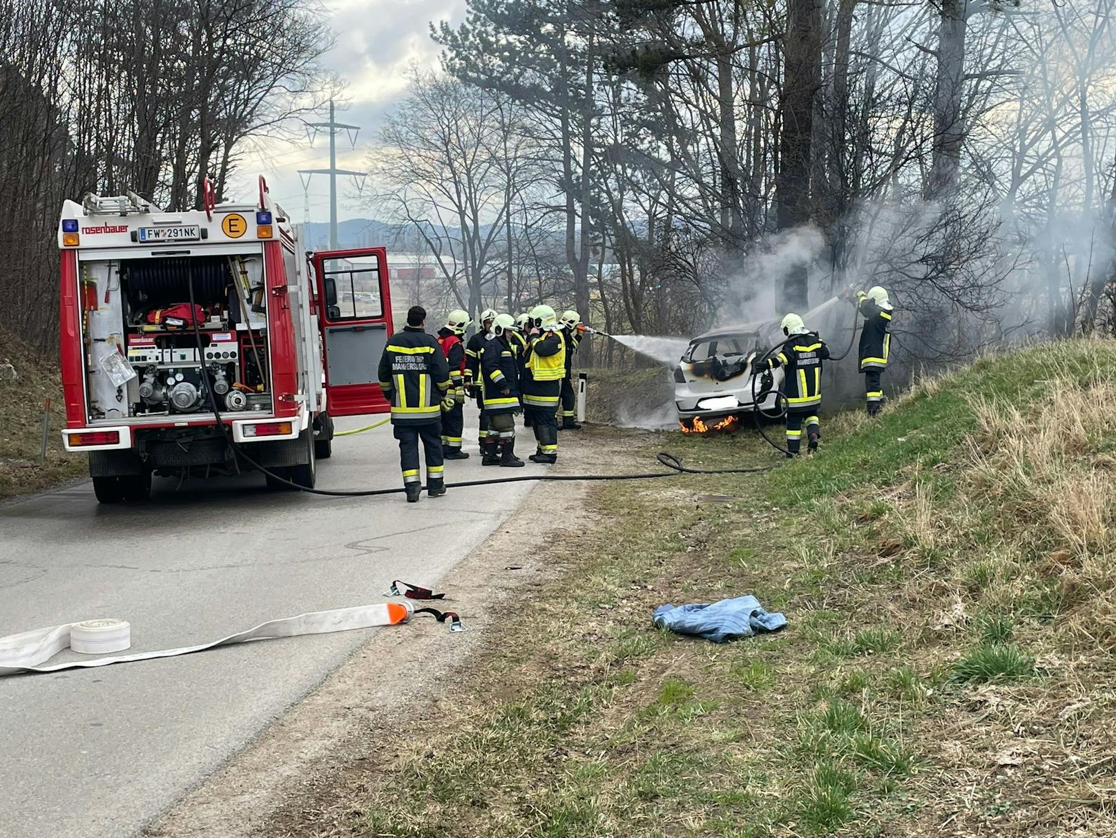 Tödlicher Unfall in Ternitz: Feuerwehr beim Löschen des Wracks.